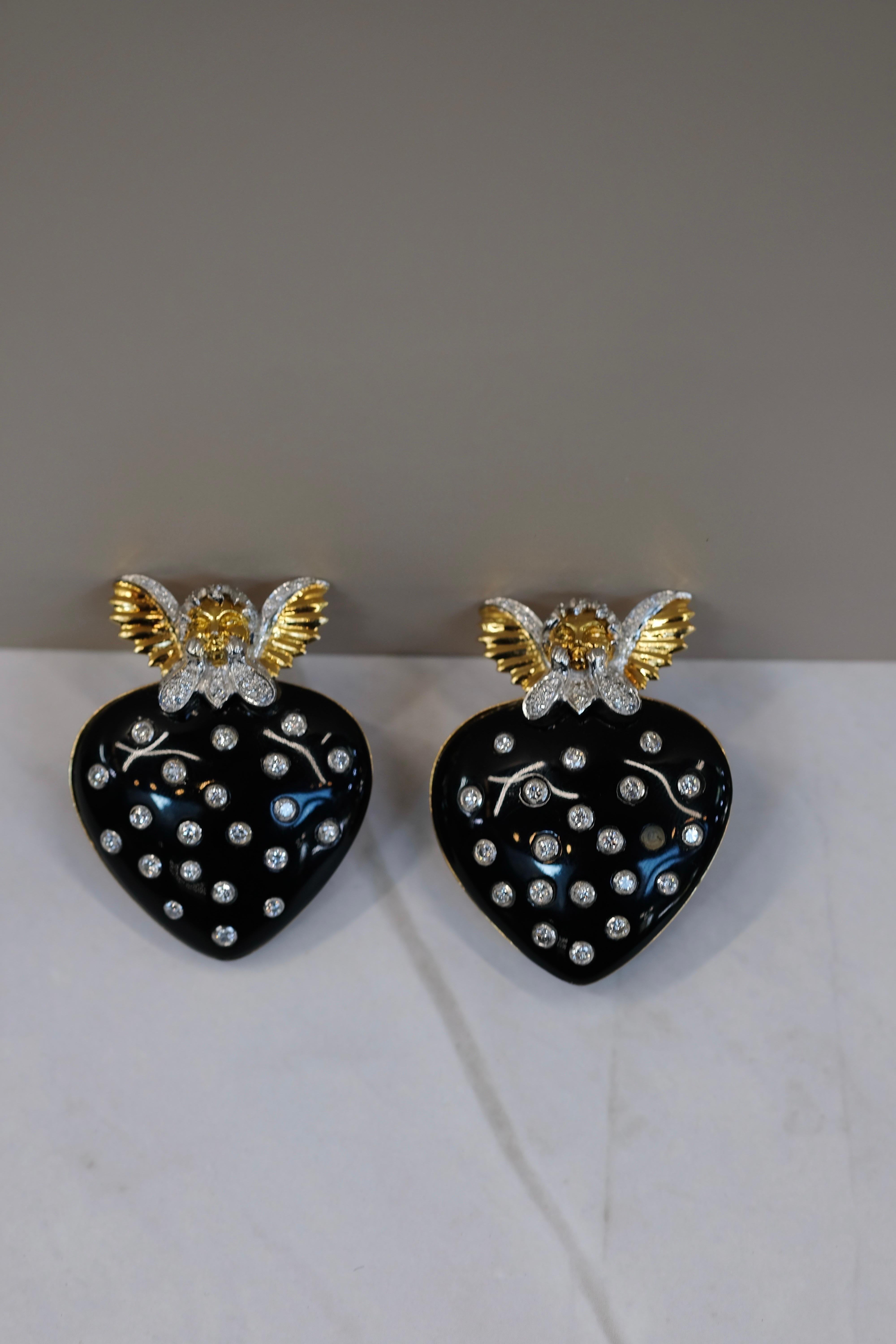 David Webb Boucles d'oreilles en or jaune 18K émail noir, cœur et Cupidon sertis de diamants en vente 3