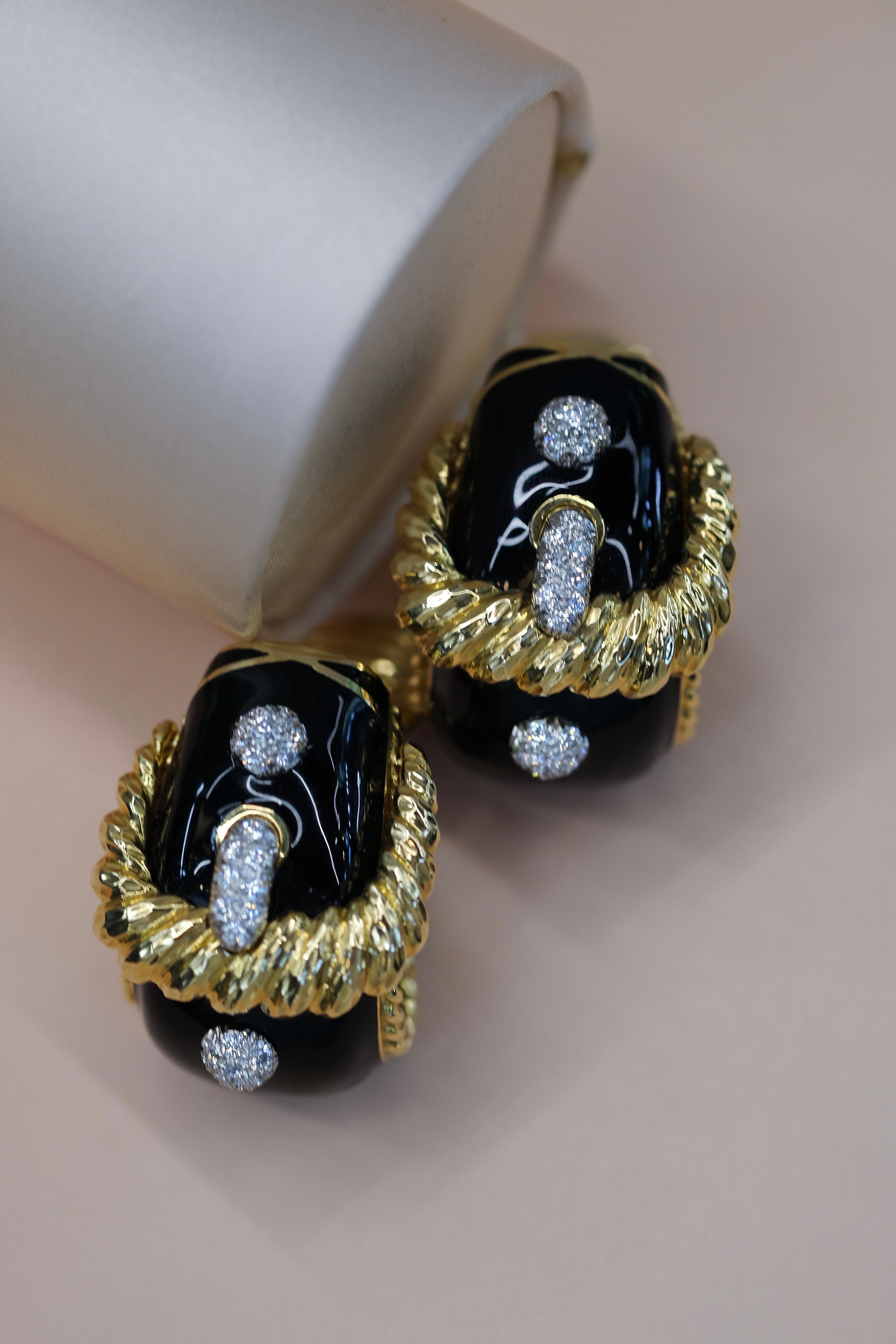 David Webb - Boucles d'oreilles en platine et or jaune 18 carats avec diamants et émail noir en vente 3