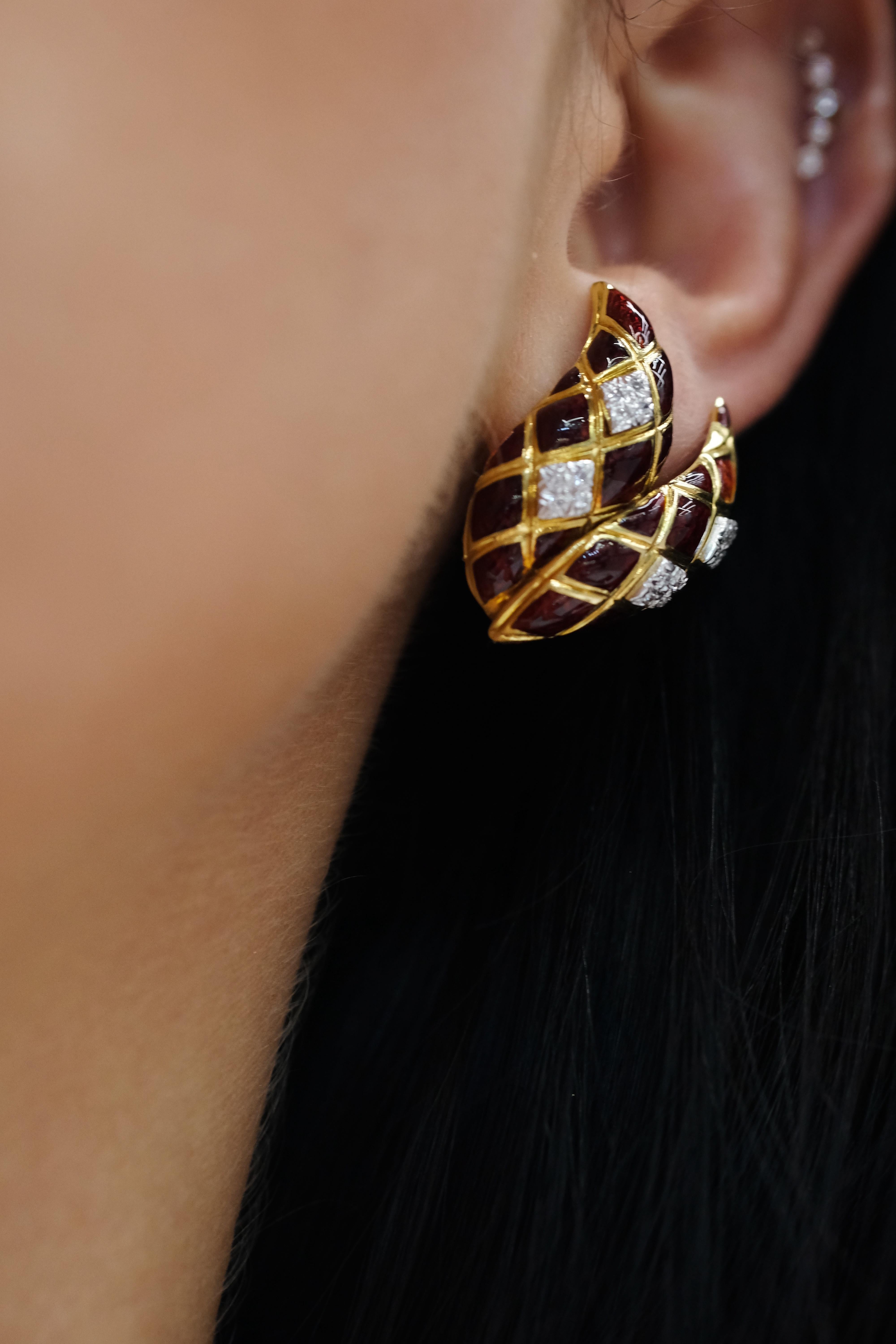 Donna David Webb, orecchini a clip in oro giallo 18k con motivo a scacchiera a doppia foglia in vendita