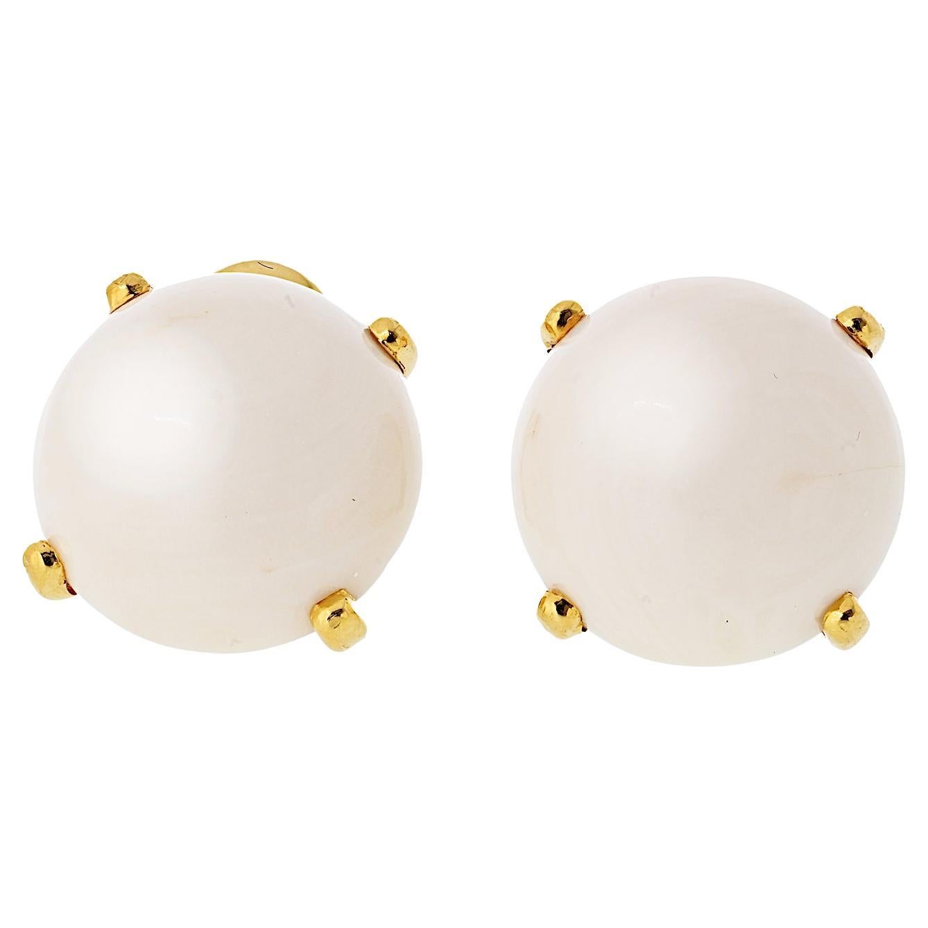 David Webb Clips d
oreilles en or jaune et corail blanc