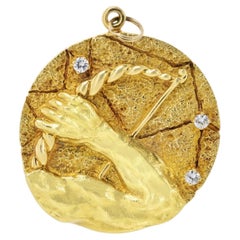 Tiffany & Co. Pendente con segno zodiacale del Sagittario degli anni '70, in oro 18 carati con diamanti, prodotto in Italia