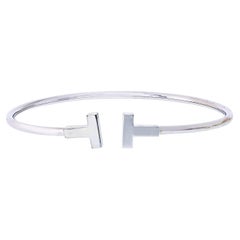 Bracciale rigido Tiffany & Co. in oro bianco 18 carati della collezione “T”
