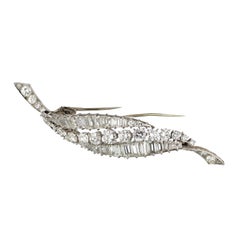 Spilla a forma di foglia con diamanti rotondi e a baguette in platino da 12,50 cttw di Van Cleef & Arpels
