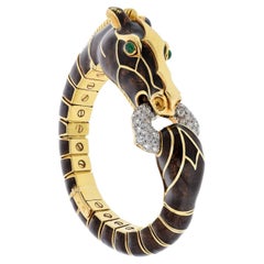 Pulsera de David Webb Brown con esmalte, esmeraldas, diamantes y un caballo, en oro de 18 quilates