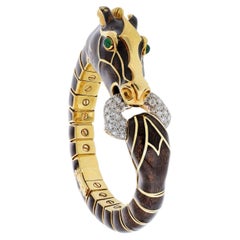 Pulsera de David Webb Brown con esmalte, esmeraldas, diamantes y un caballo, en oro de 18 quilates