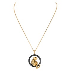 Collier Cartier en or jaune 18 carats avec une panthère, monté sur une chaîne en céramique noire
