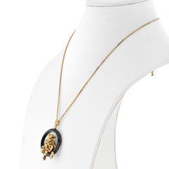 Collier Cartier en or jaune 18 carats avec une panthère, monté sur une chaîne en céramique noire