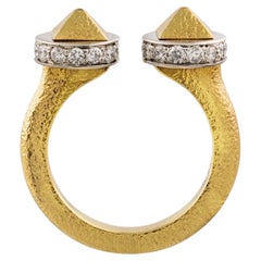 Bague « Bastille » en or 18 carats, platine martelé et diamants, signée David Webb