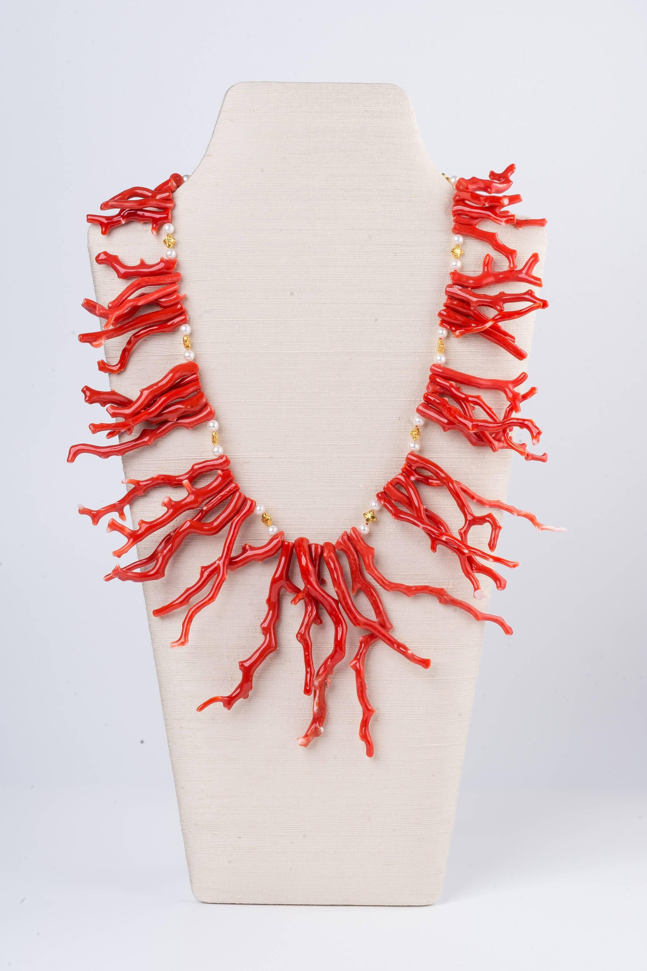 19 in L (48cm L) necklace with fine Sardinian branch coral, freshwater pearls and 18 karat gold beads
A striking coral branch necklace for summer days, the epitome of beach style. 