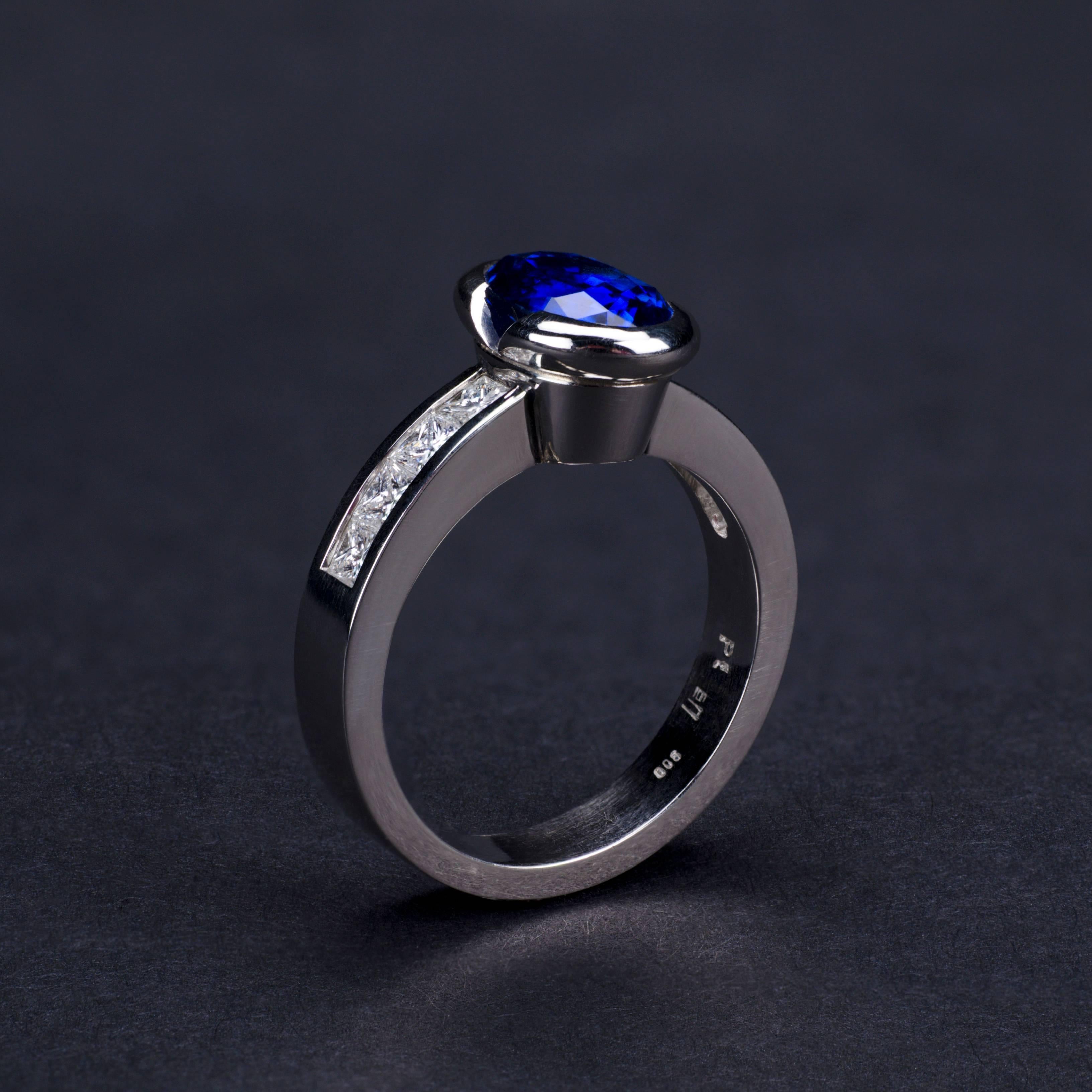 Platinum Blue Sapphire Princess Cut Diamonds Engagement Ring In Excellent Condition For Sale In Idar-Oberstein, DE