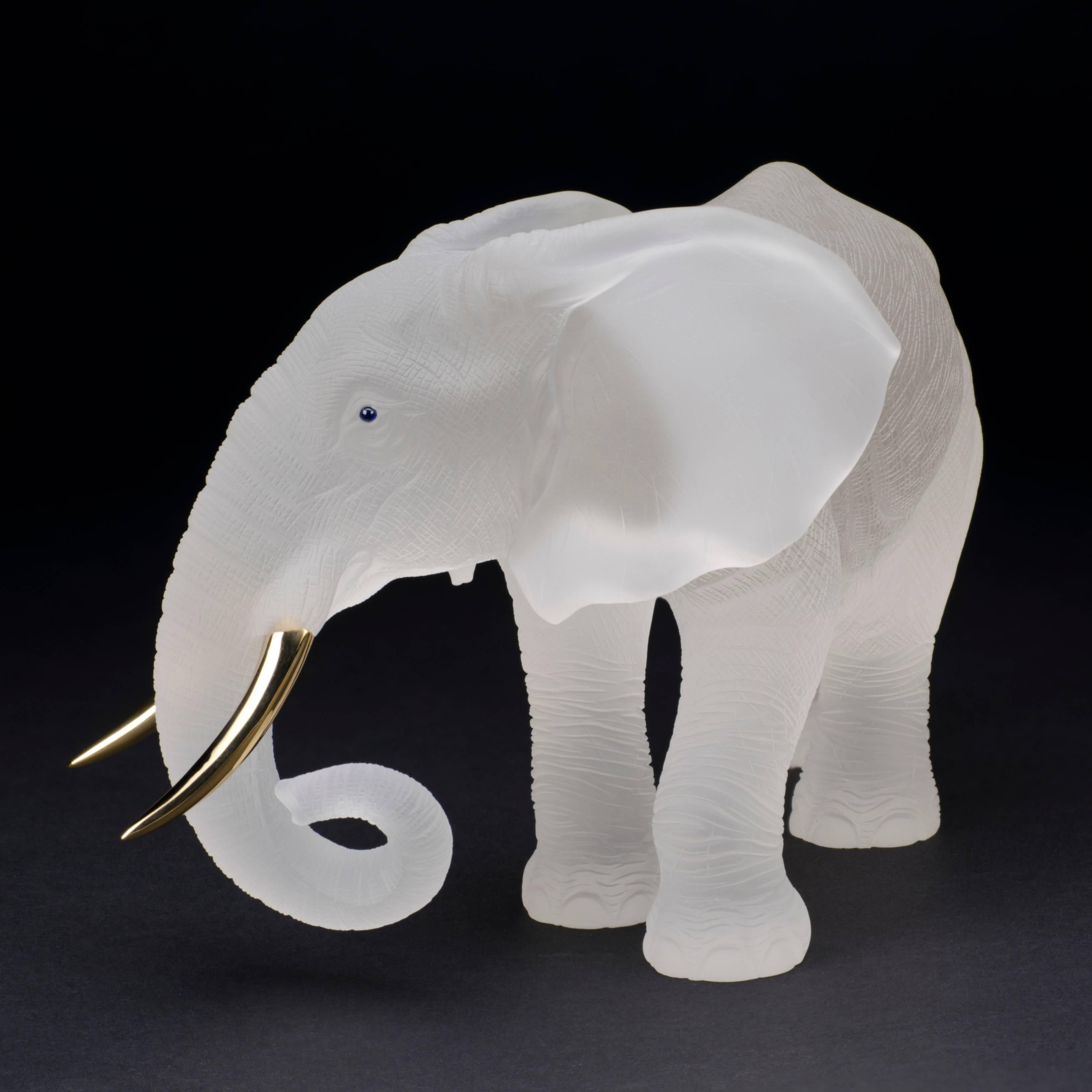 Rockcrystal Elephant with 18 Carat Yellow Gold Tusks In Excellent Condition For Sale In Idar-Oberstein, DE