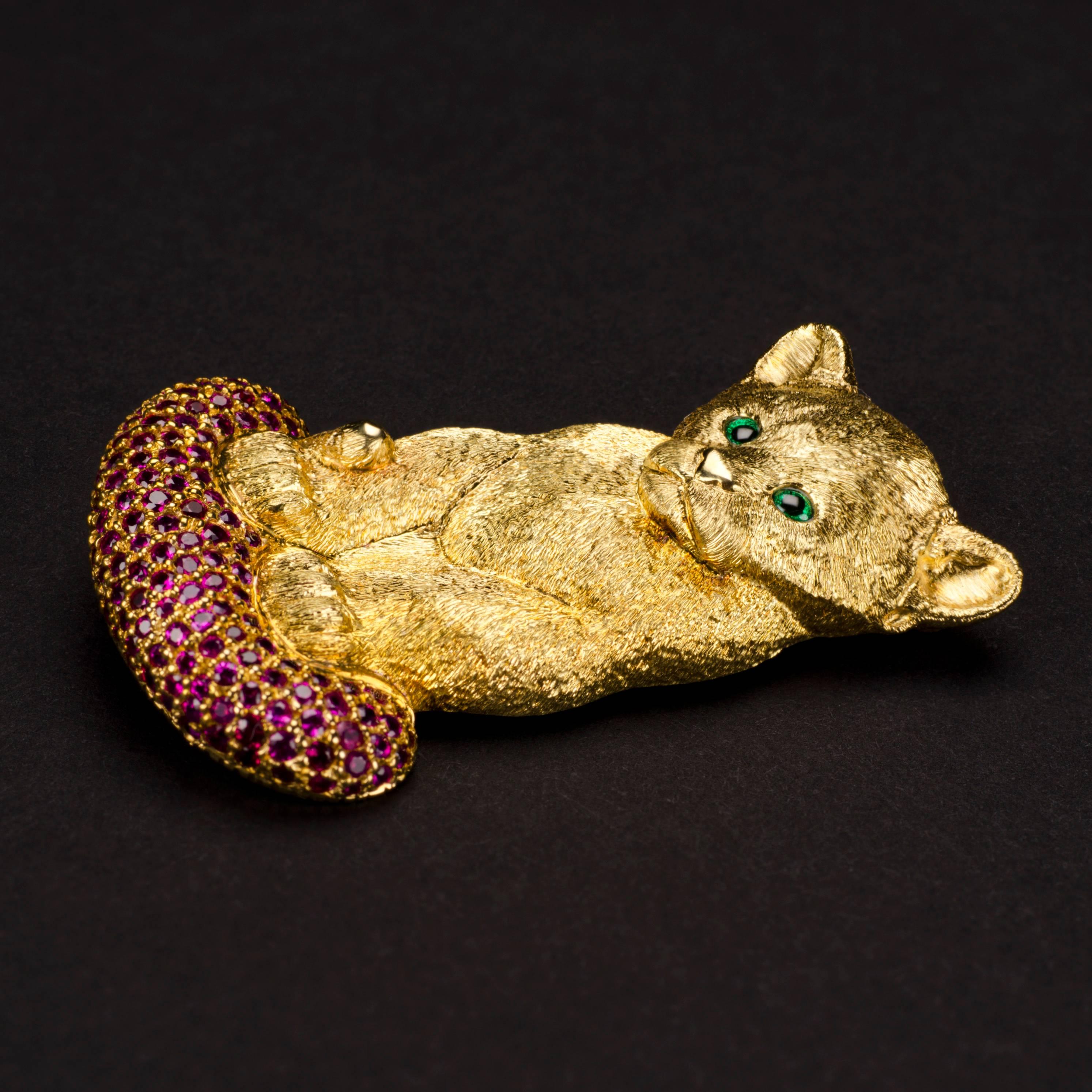 18 Carat Yellow Gold Lion Cub Brooch or Pendant with a Cushion of Rubies In Excellent Condition For Sale In Idar-Oberstein, DE