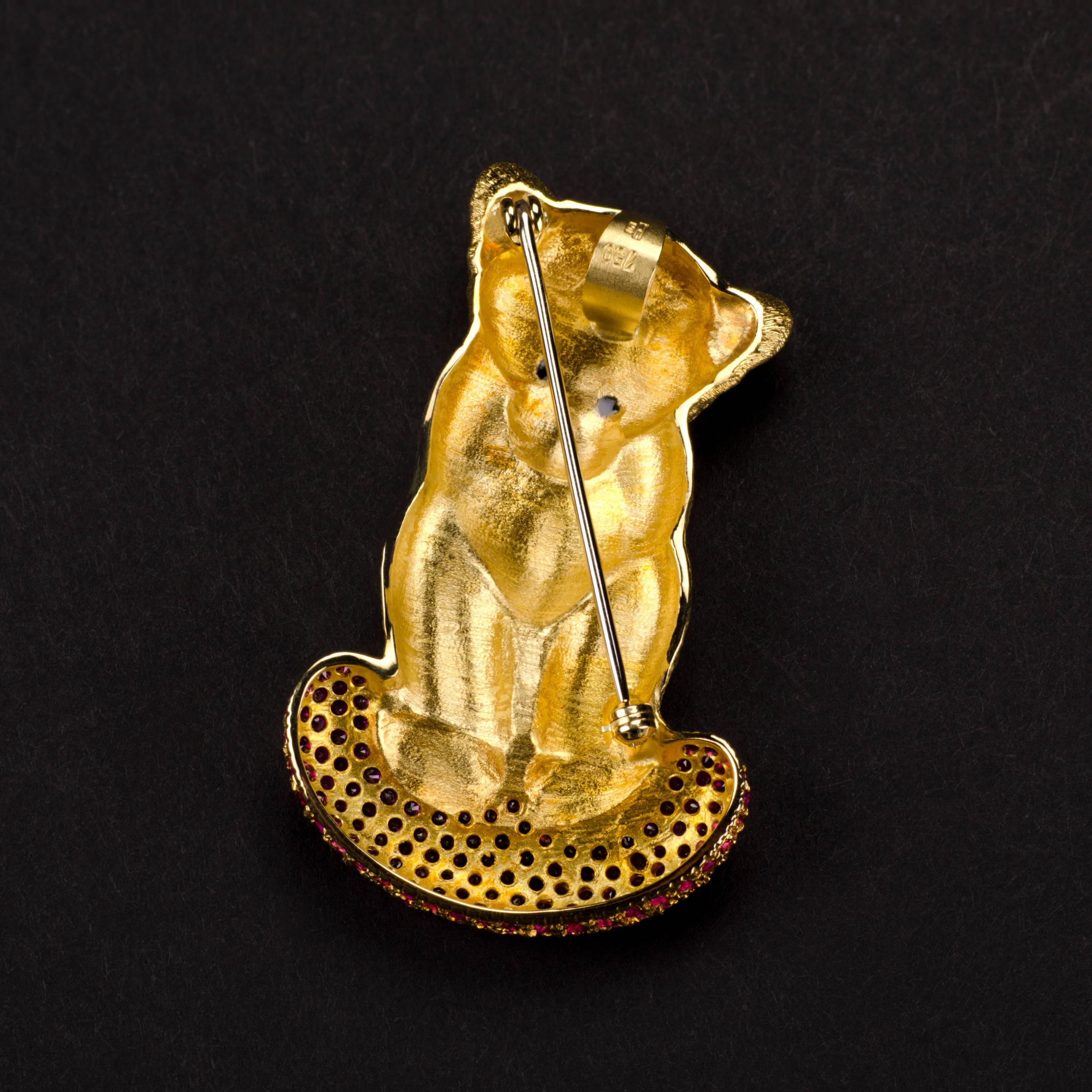18 Carat Yellow Gold Lion Cub Brooch or Pendant with a Cushion of Rubies For Sale 1