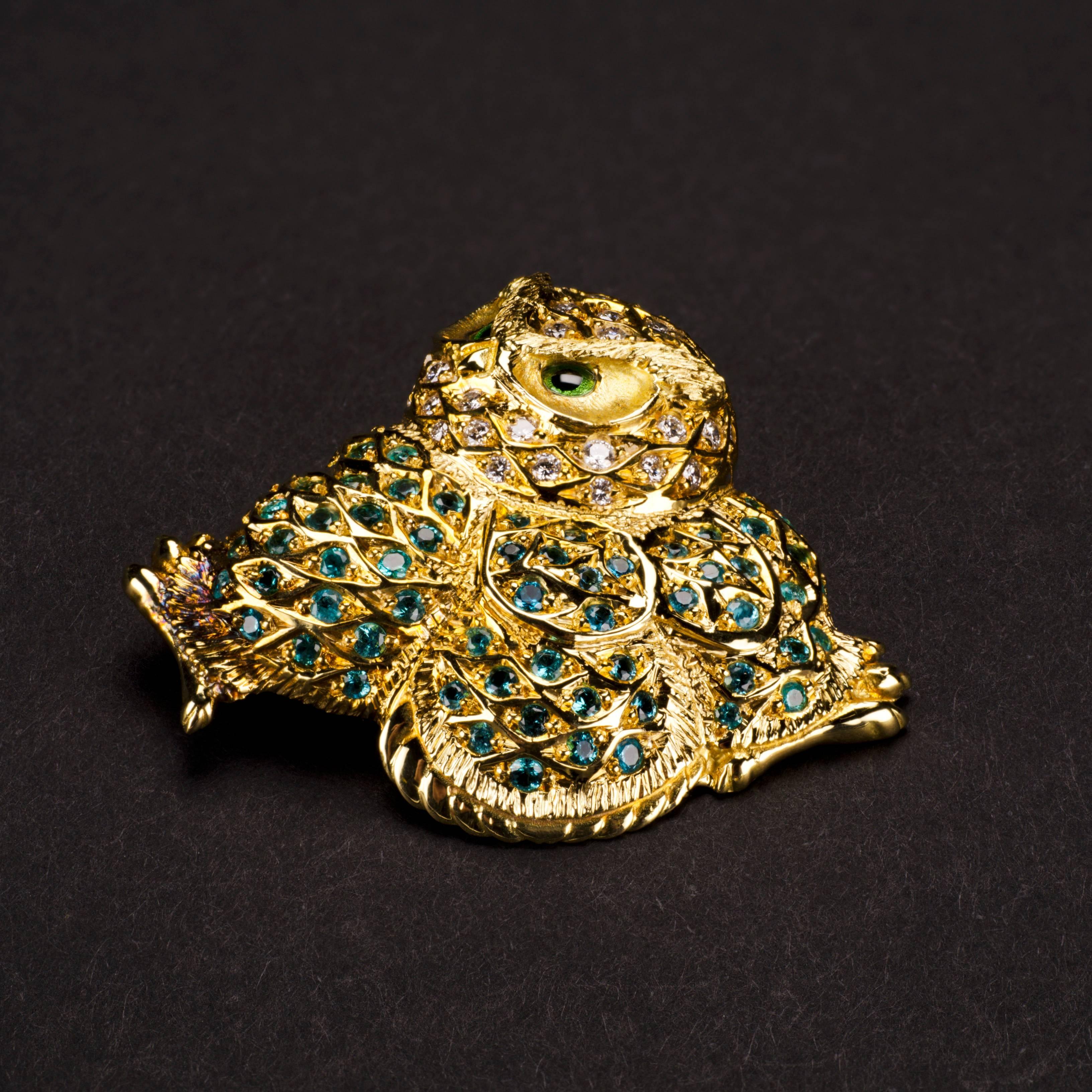 18 Carat Yellow Gold Paraiba Tourmaline and Diamond Owl Brooch In Excellent Condition For Sale In Idar-Oberstein, DE
