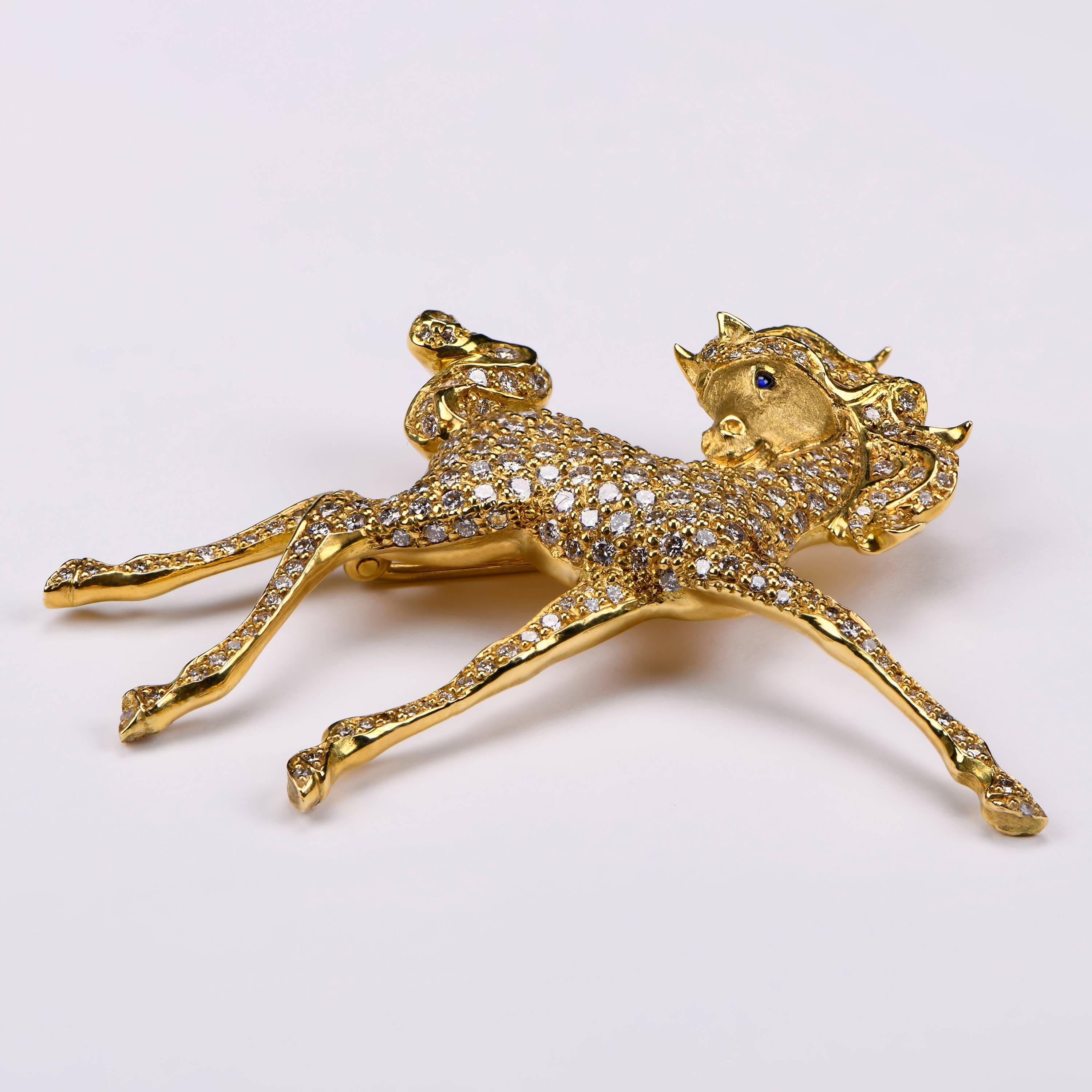 Finely Sculpted 18 Carat Gold Skipping Foal Brooch with Diamonds In Excellent Condition For Sale In Idar-Oberstein, DE