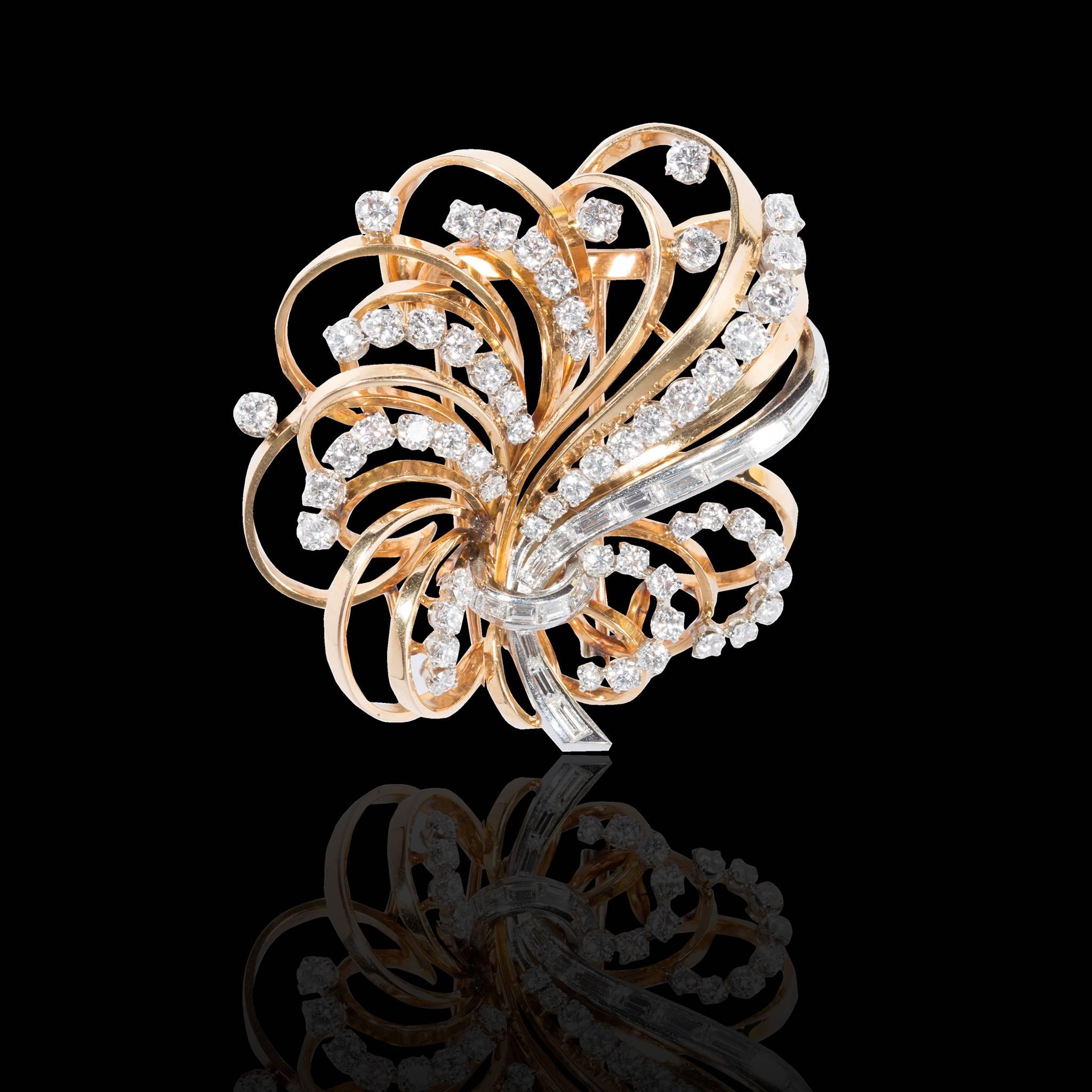 -Boucheron 1940's ,18 carat gold , platinum and diamonds' brooch-pendant forming a wreath set with brillant-cut diamonds in gradient and a rank of a pin baguette cut diamonds .
-57 brillant-cut diamonds .
-18 pin baguette diamonds.
-BOUCHERON is a