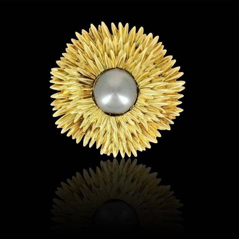 Van Cleef & Arpels brooch-pendant in eighteen carats yellow gold in a form of a pyramid surmounted by a 13mm Tahitian pearl.
-Tahitian pearl:13 mm
-Signed :VAN CLEEF & ARPELS
-Numbered: 12 481