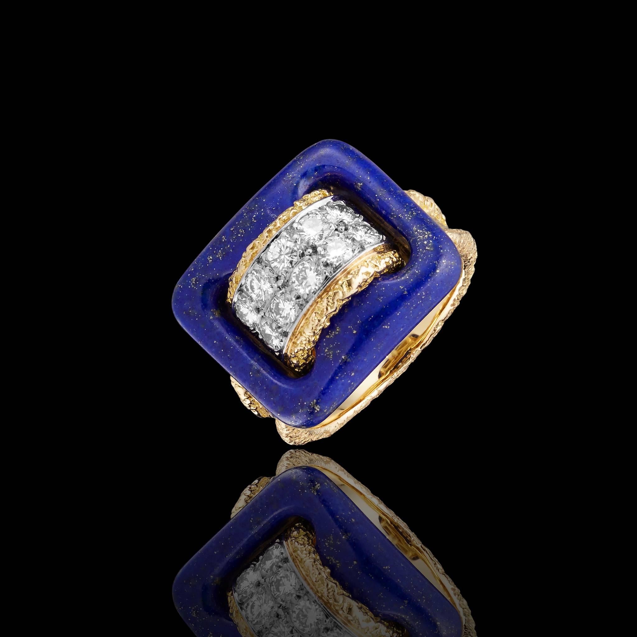 Van Cleef & Arpels ring in 18 carts yellow Gold,diamonds and lapiz lazuli.
-10 brillants'cut white diamonds.
-Lapiz Lazuli.
-Signed : Van Cleef & Arpels.
-Numbered :119 506.
-Taille :53 Metric/6,5 American/English M1/2/Japanese 13
