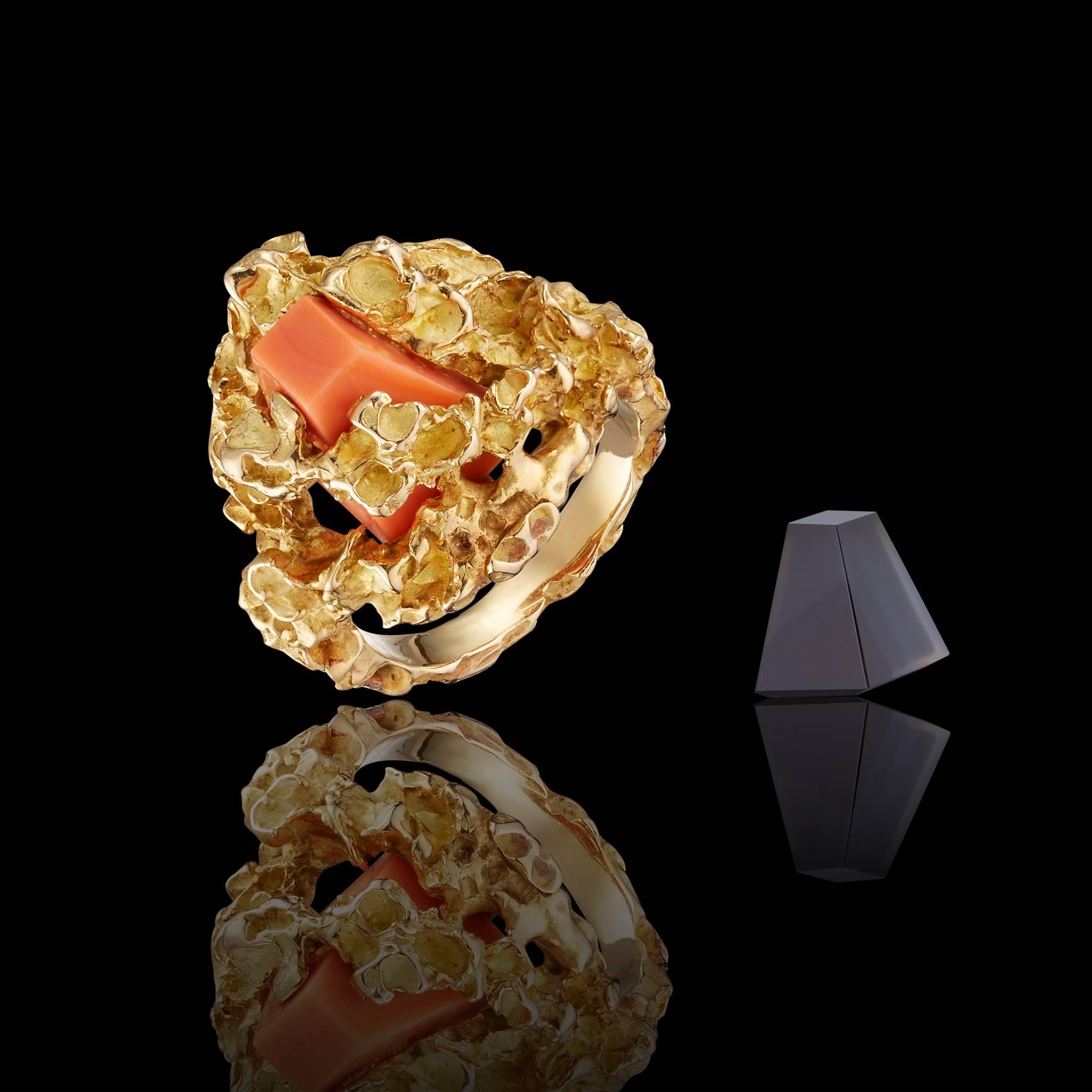 Chaumet's 1970s Ring in 18 carats'Gold with an interchangable baby skine coral and onyx pyramid .
-Coral baby skin pyramid.
-Onyx pyramid.
-Signature:CHAUMET PARIS.
-Ring Size:Metric:52/English:M/American 6 1/4/Japanese :12