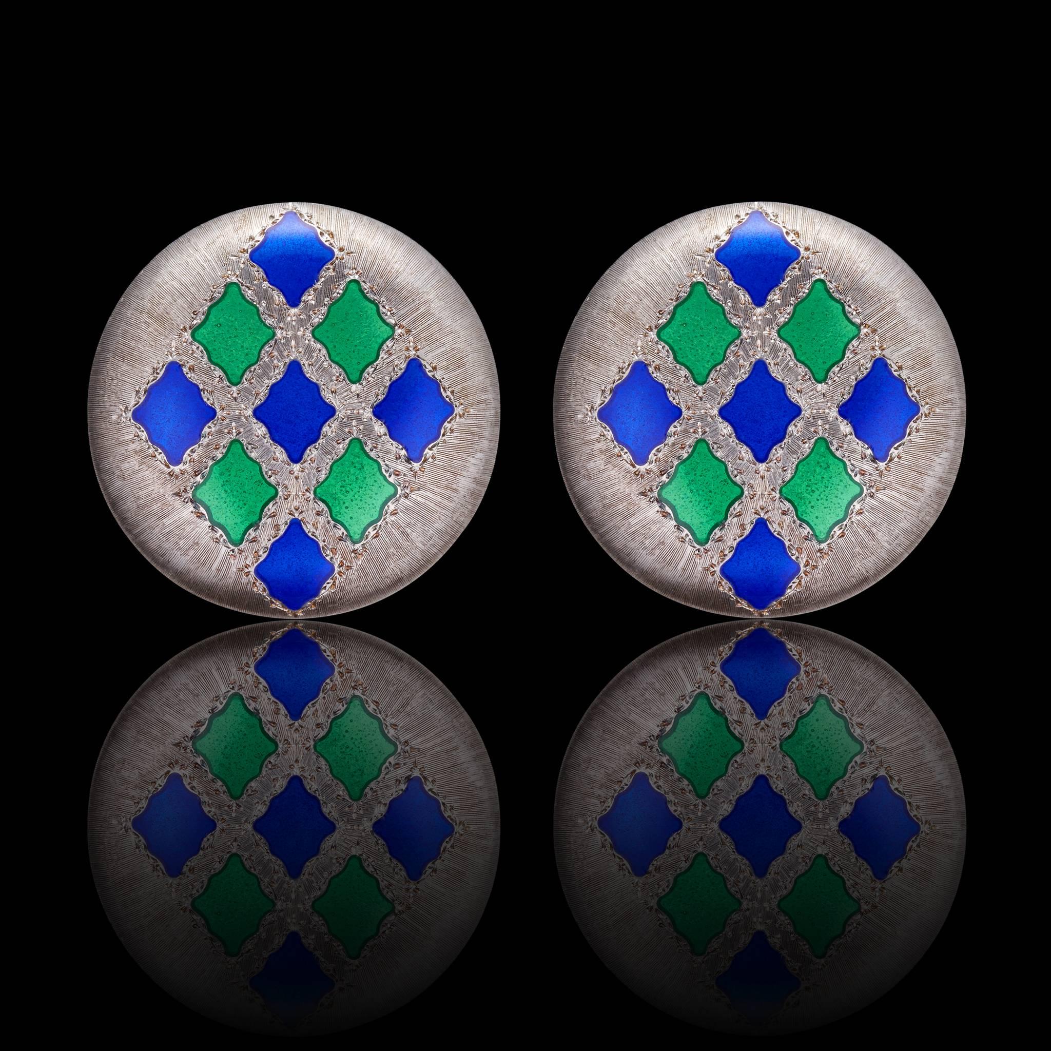 Gianmaria Buccellati earrings in 18 carats yellow Gold , textured silver with blue and green lozenge-shaped enamel.
-Ear clips fiting.
-Dimensions:2,2 cm diameter .
-Signature:Gianmaria Buccellati,Italy.
-Marks:18Kt,925