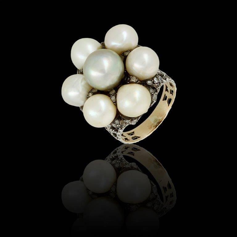 Buccellati pearls ring in 18 carats gold , diamonds and pearls representing an important central rose made of 7 cultured pearls and ancient cut diamonds .
-The rose window size:2,5 cm.
-Total height:3,7cm.
-Finger size :52 metric .

