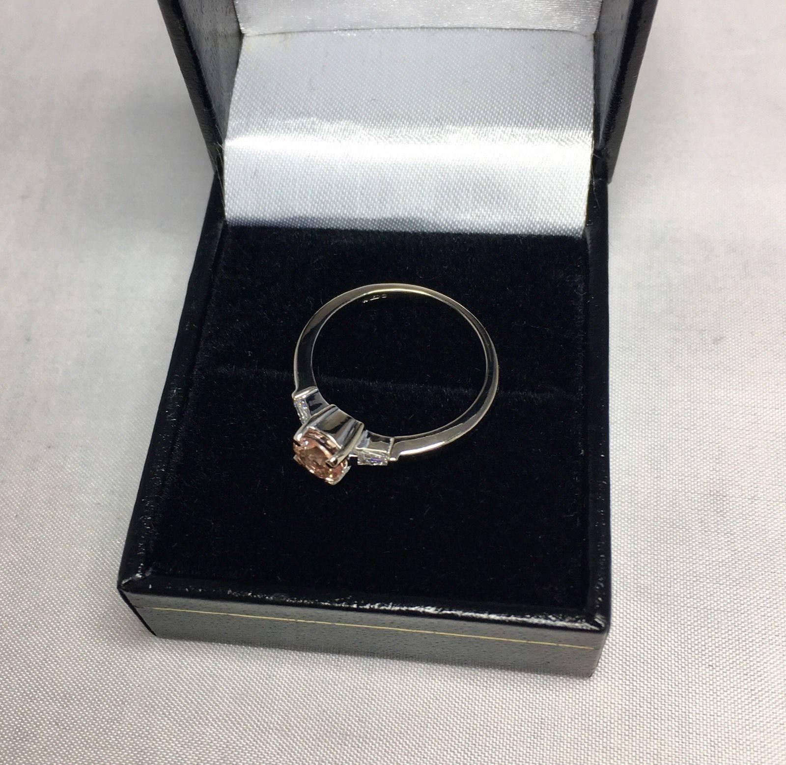 Orange-Pink Ceylon Padparadscha Sapphire Diamond Ring 18 Karat IGI Certified In New Condition In Birmingham, GB