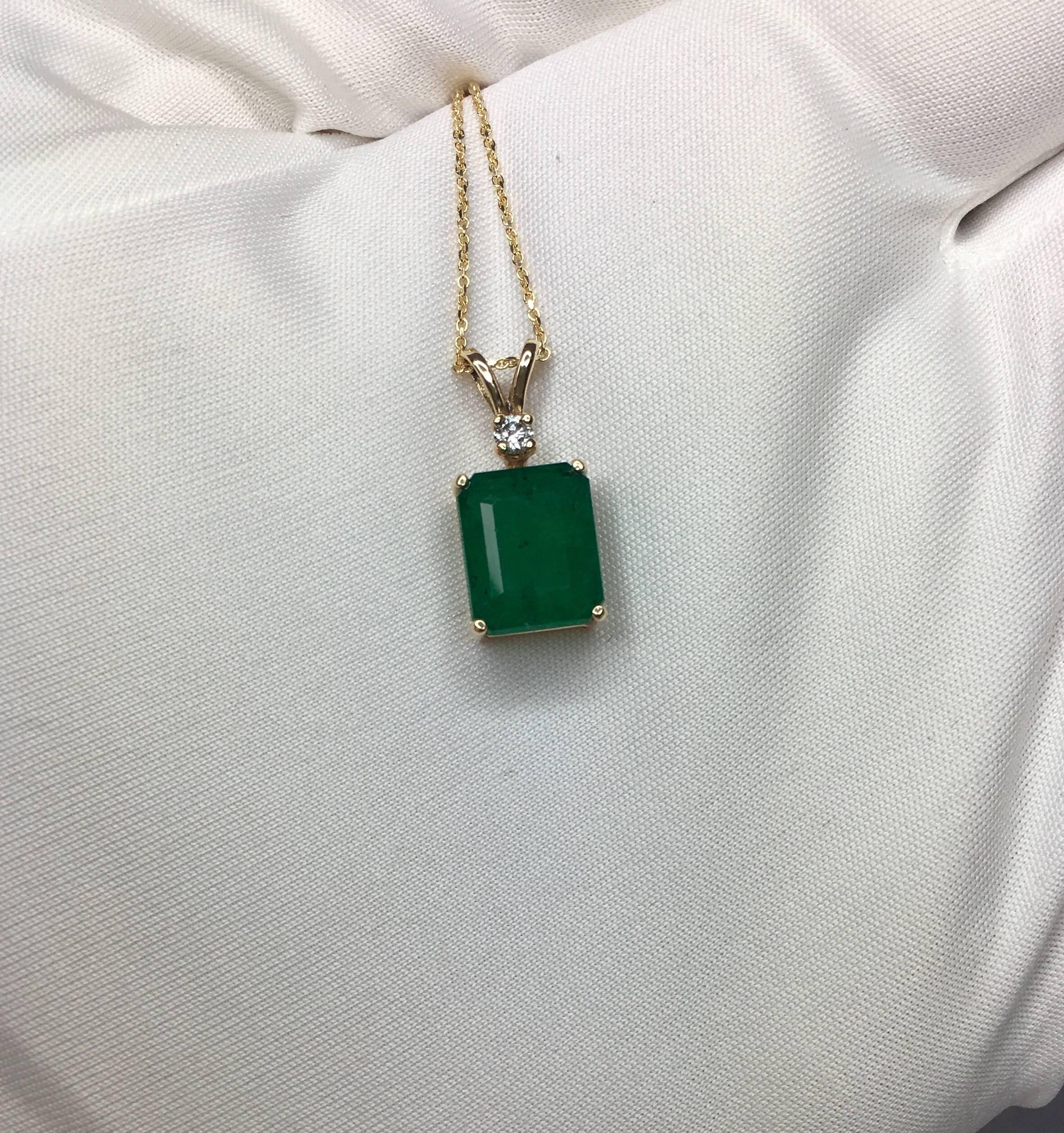 IGI Certified 4.51 Carat Zambian Emerald and Diamond 14 Karat Gold Pendant In New Condition In Birmingham, GB