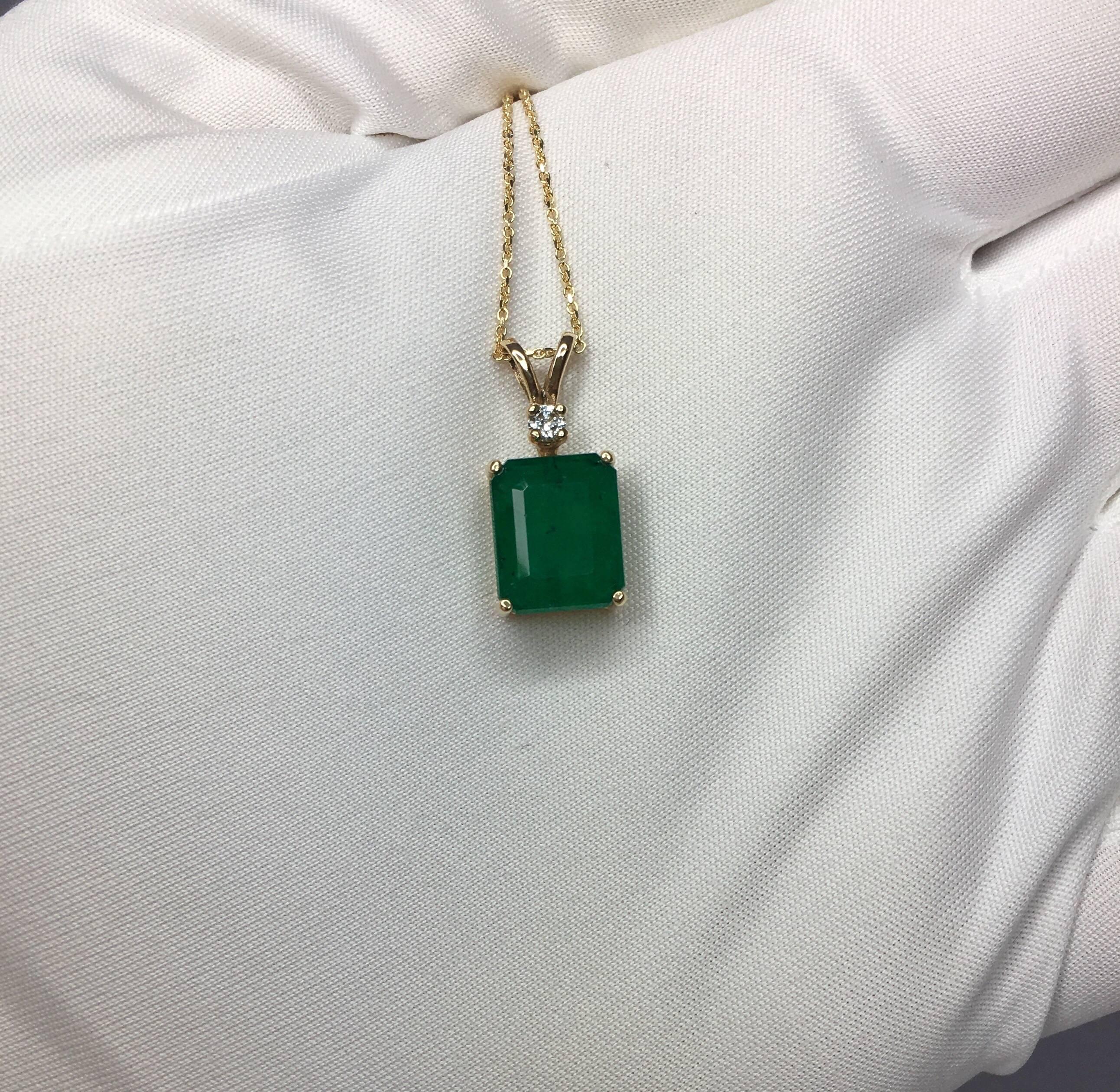 Women's or Men's IGI Certified 4.51 Carat Zambian Emerald and Diamond 14 Karat Gold Pendant