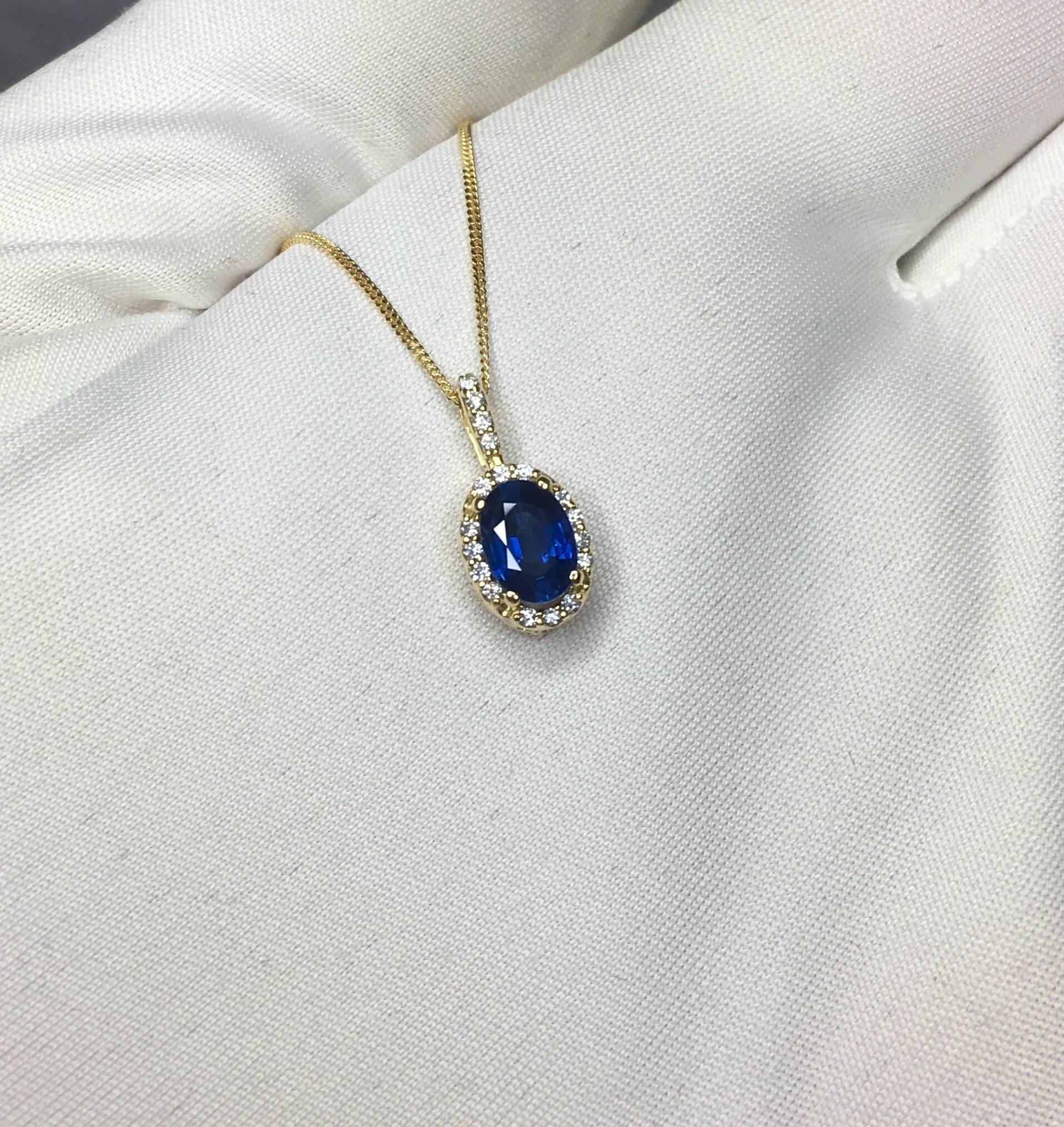Ceylon 1.00 Carat Blue Sapphire and Diamond 18 Karat Gold Cluster/Halo Pendant 2