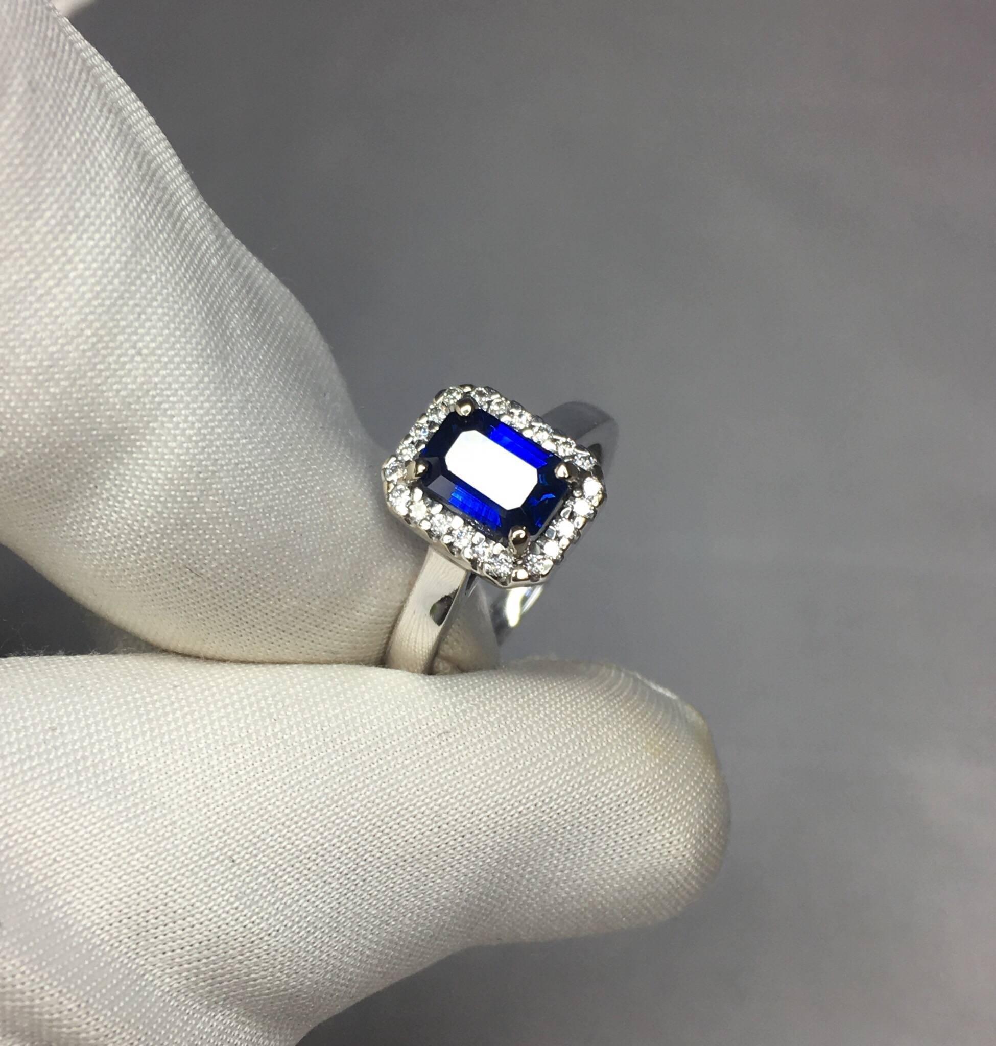Women's or Men's Ceylon Sapphire and Diamond 1.00 Carat Emerald Cut Cluster 18 Karat Gold Ring