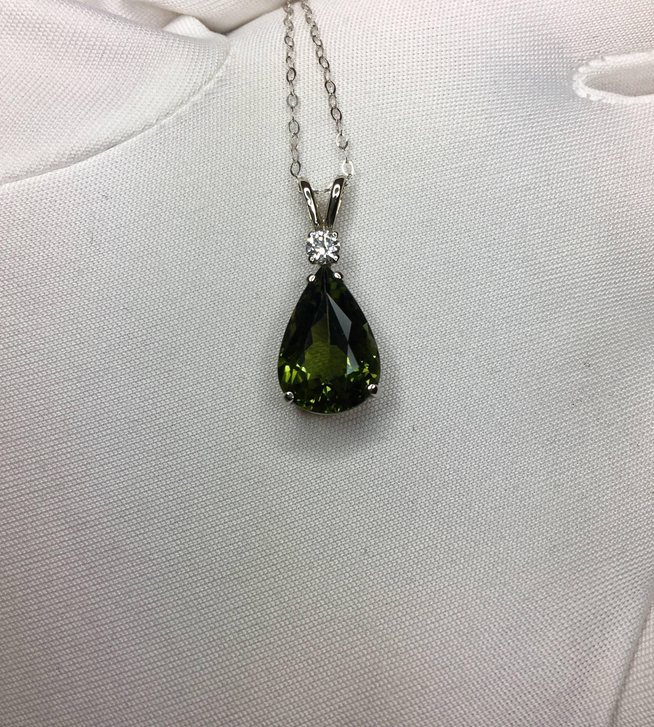 Fine natural deep green tourmaline white gold solitaire pendant with diamond accent.

Very large 4.00 carat tourmaline with a stunning deep green colour and very good clarity.

Good quality green tourmalines of this size and quality are rare stones.