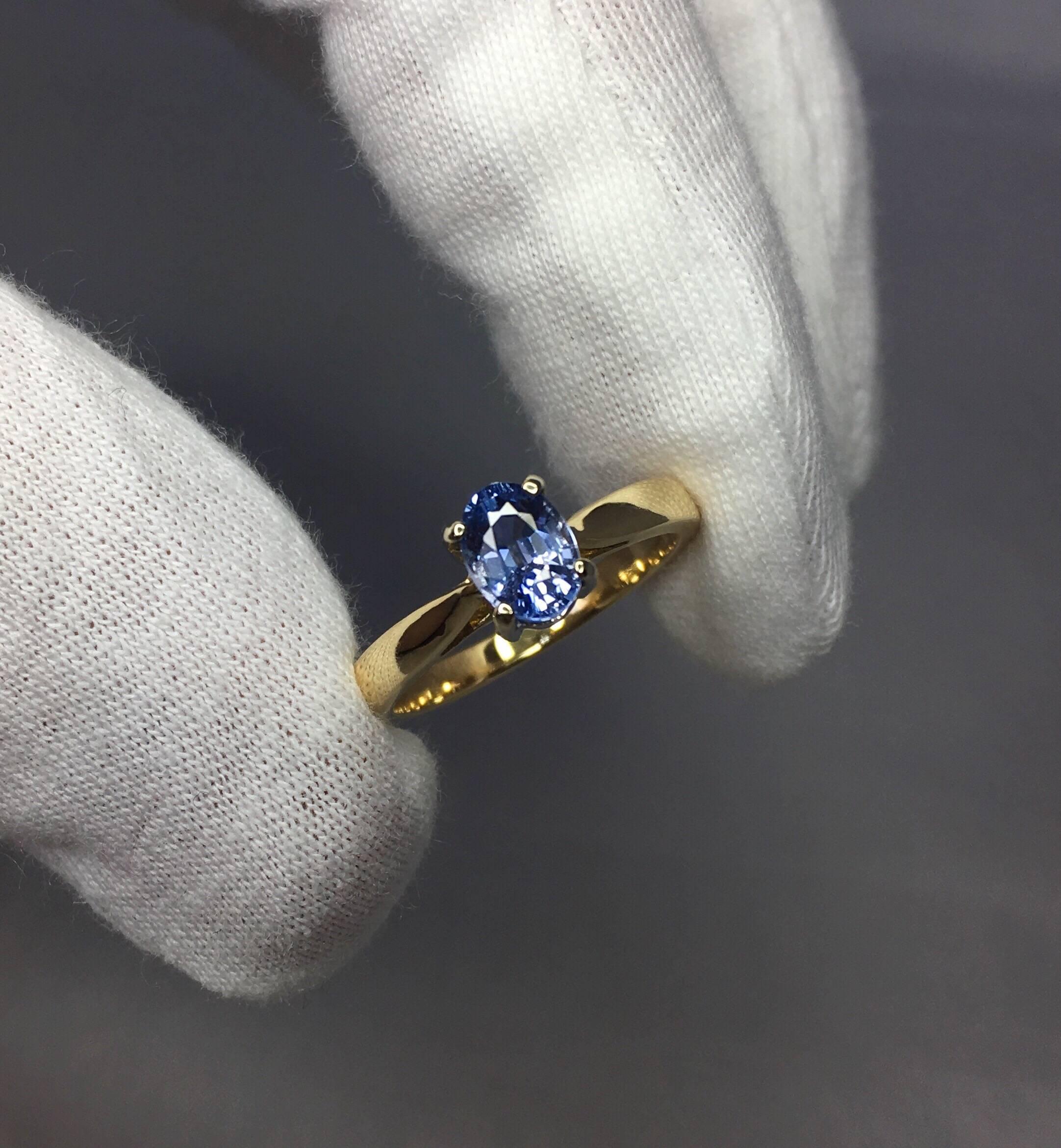 Igi Certified 1.09 Carat Ceylon Light Blue Sapphire 18 Karat Gold Solitaire Ring In New Condition In Birmingham, GB