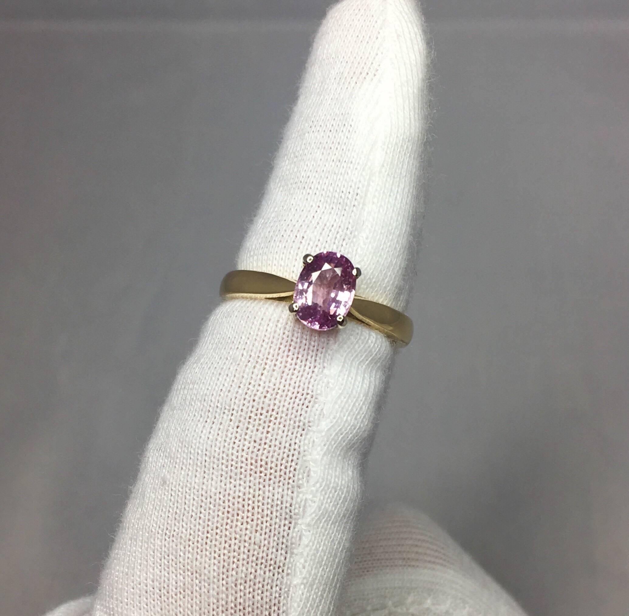 Women's or Men's IGI Certified 1.37 Carat Purplish Pink Untreated Sapphire Gold Solitaire Ring