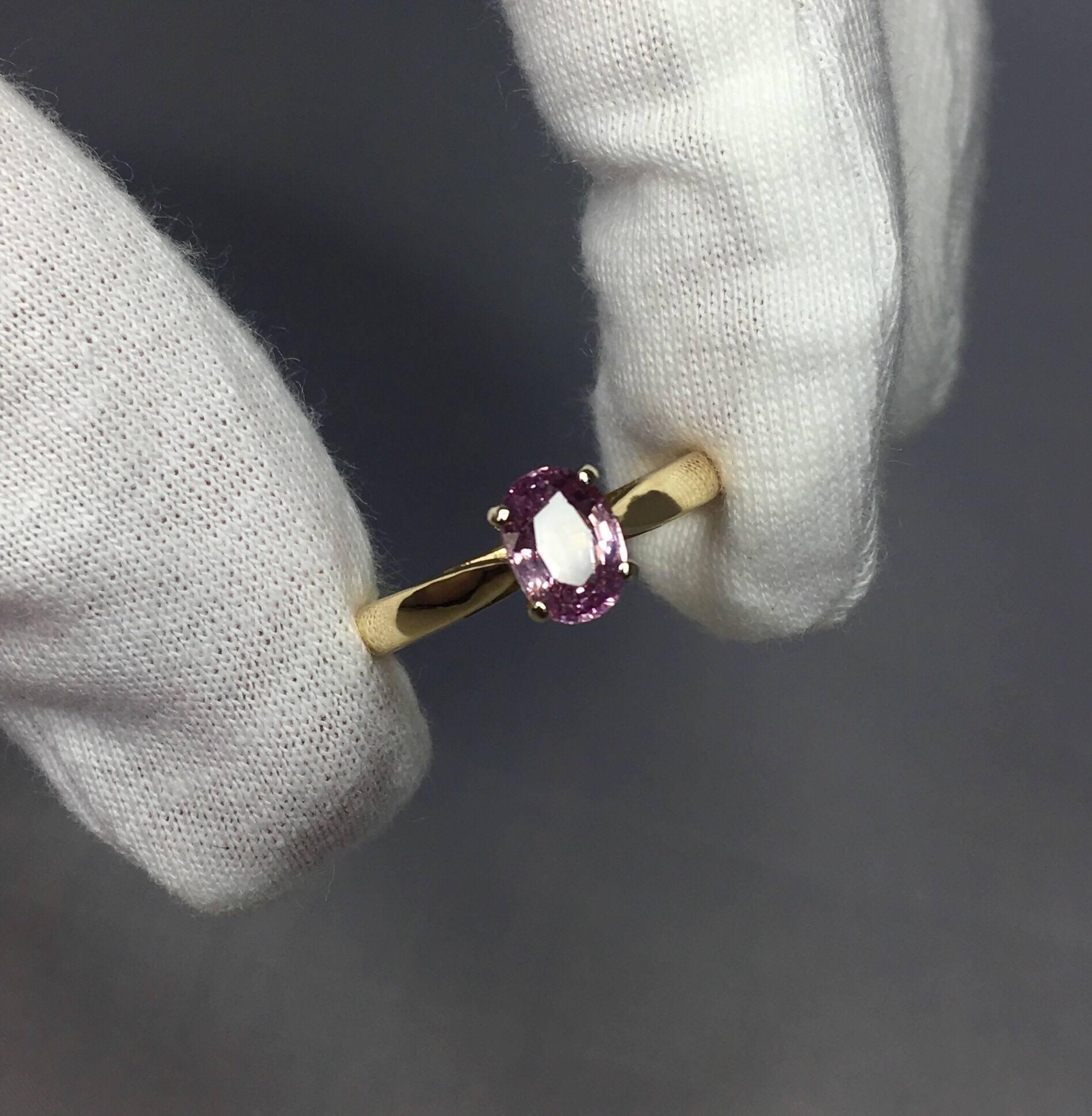 IGI Certified 1.37 Carat Purplish Pink Untreated Sapphire Gold Solitaire Ring In New Condition In Birmingham, GB