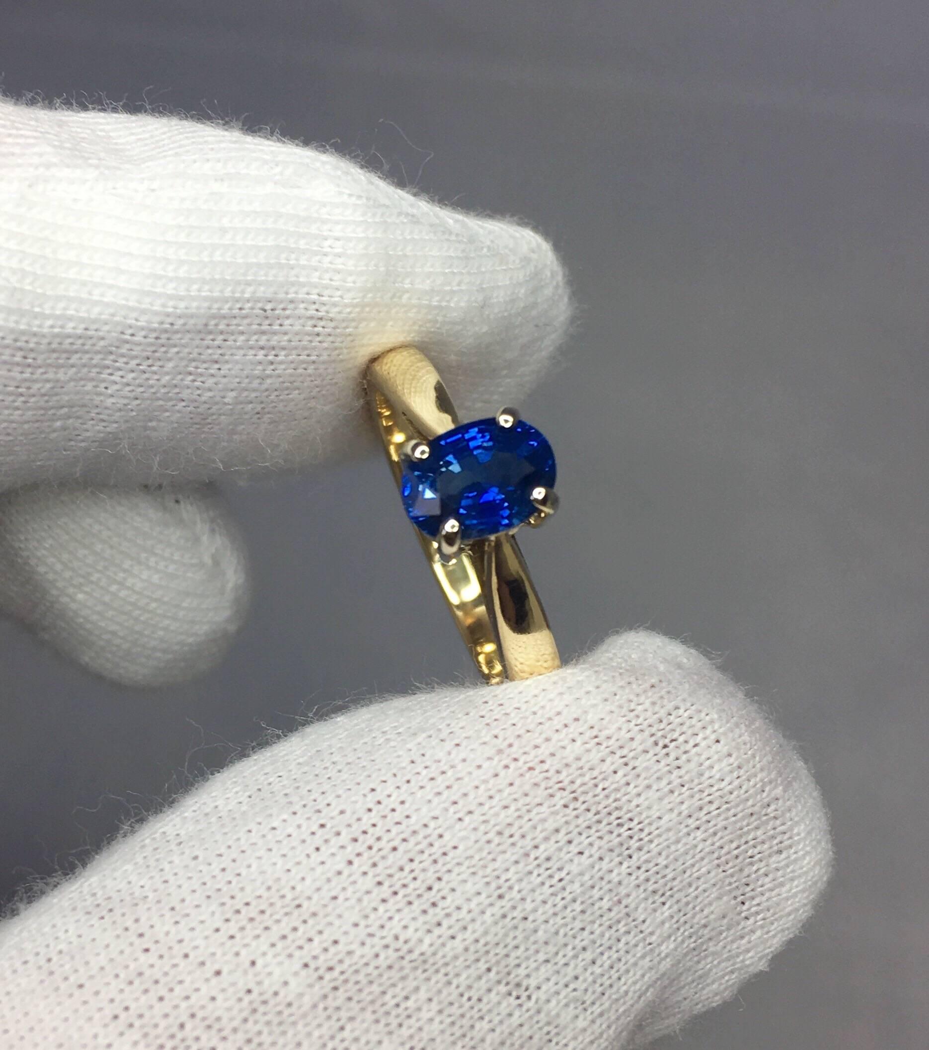Stunning natural vivid 'cornflower' blue ceylon sapphire set in a beautiful 18k multi-tone gold solitaire ring. 

1.15 carat stone with a stunning cornflower blue colour and excellent clarity. Superb quality stone.
Also has an excellent oval cut
