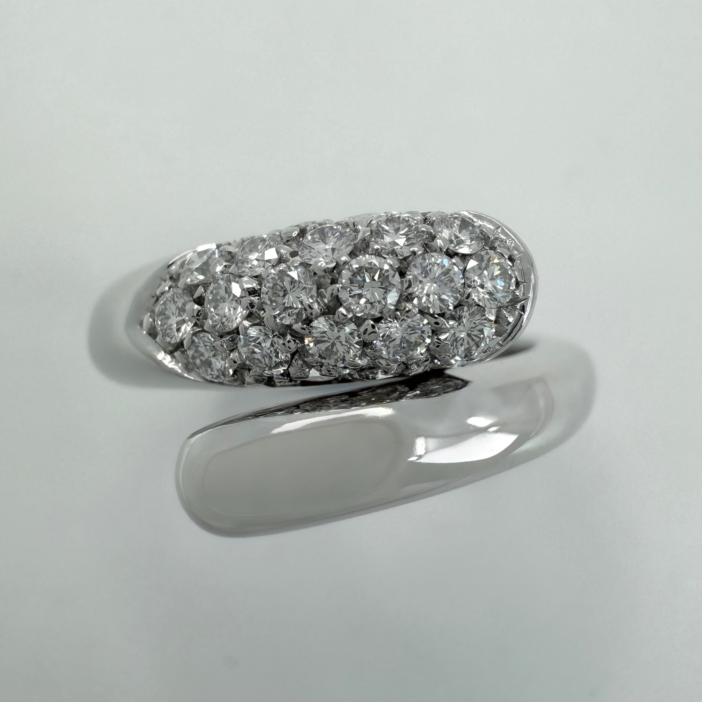 Seltener Vintage Bvlgari Astrea Pavé Diamant 18k Weißgold Bypass Ring im Angebot