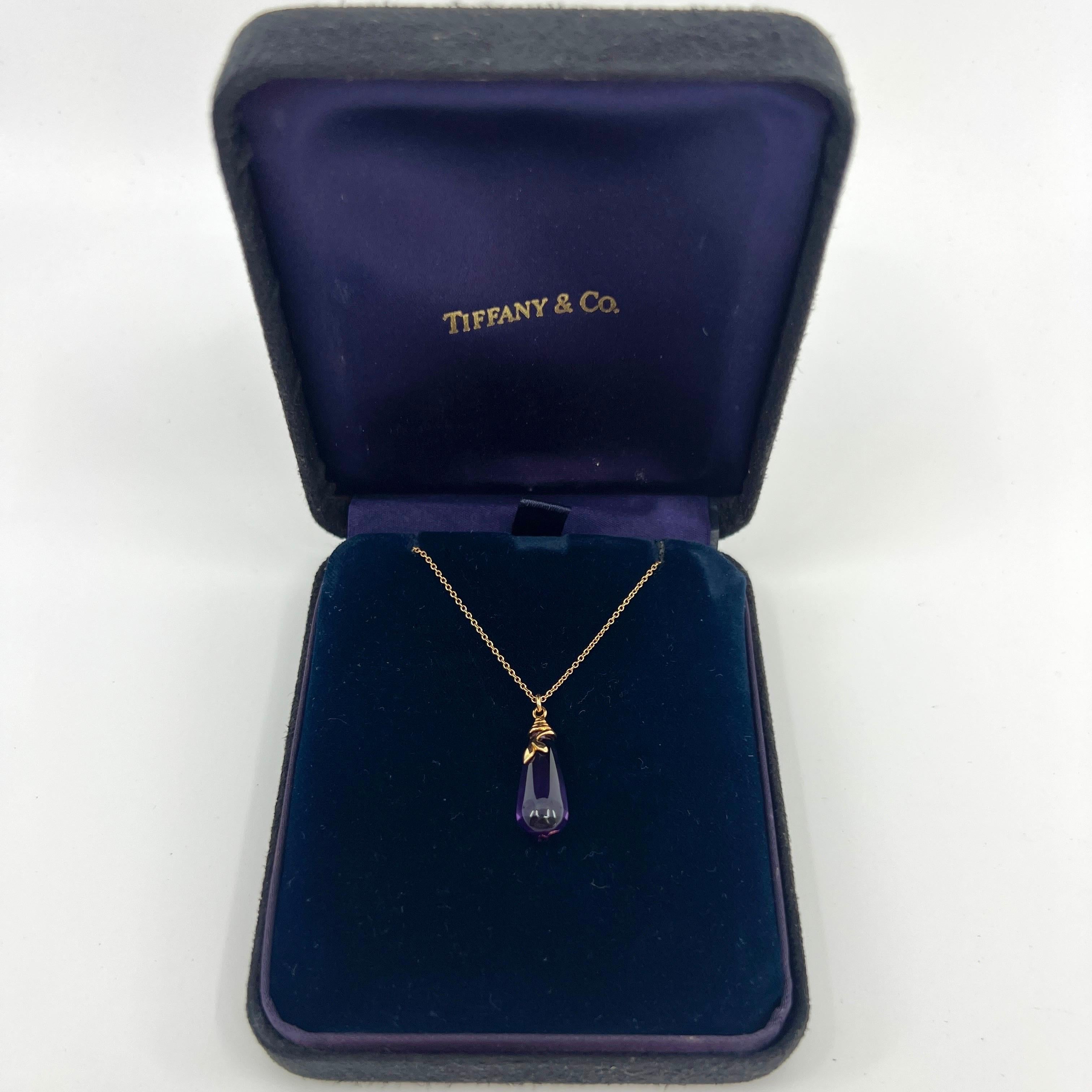 Rare Tiffany & Co. Paloma Picasso Collier à pendentifs en or jaune 18k avec feuilles d'olivier et améthyste.

Un magnifique et rare collier pendentif en or 18k serti d'une superbe améthyste violette mesurant environ 25x8.2mm.

Les maisons de haute