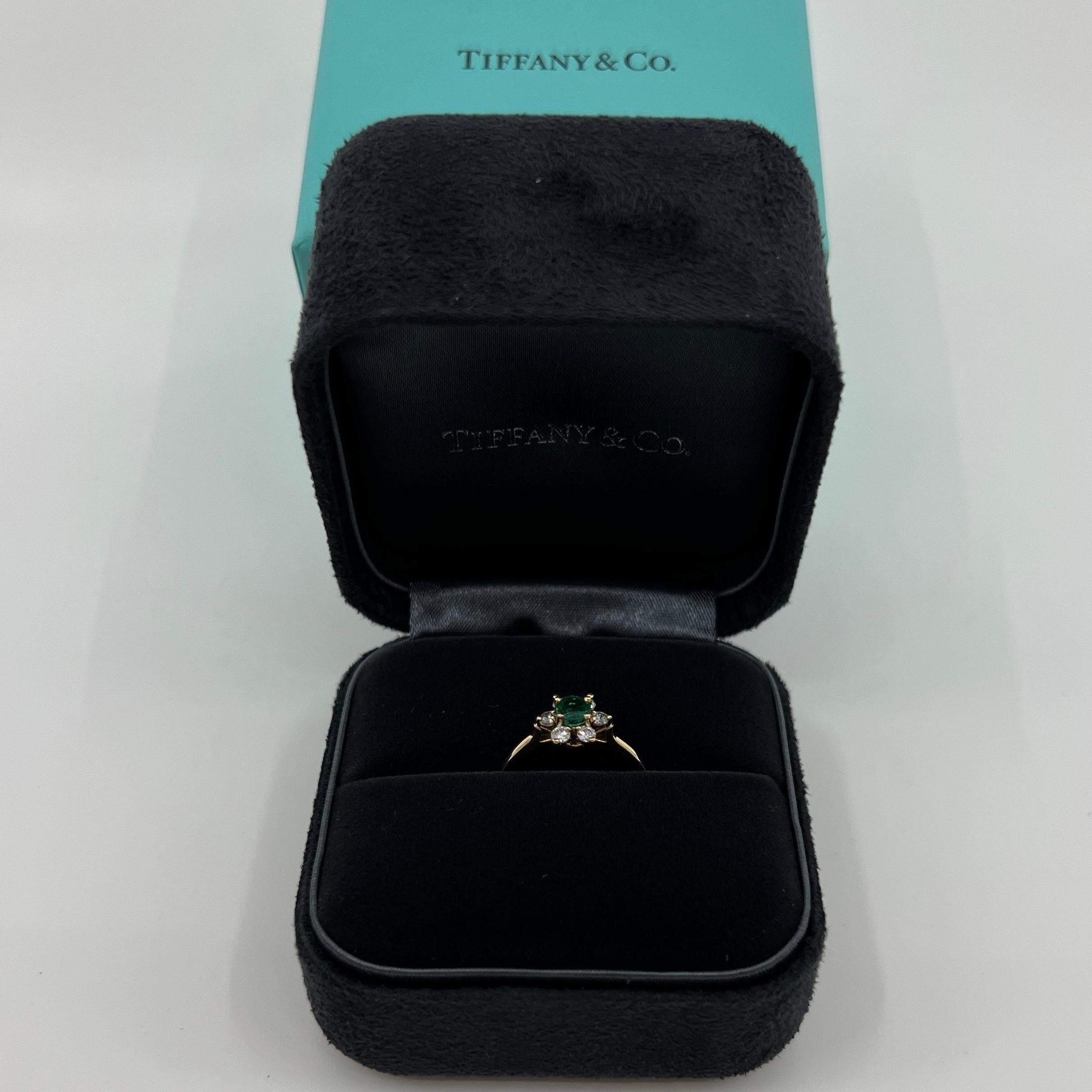 Weinlese Tiffany & Co. Natürlicher runder Smaragd und Diamant 18k Gelbgold Blume 'Butterblume' Ring.

Ein wunderschön gearbeiteter Gelbgold-Cluster-Ring mit einem atemberaubenden 4 mm großen, rund geschliffenen natürlichen Smaragd als Mittelstein.