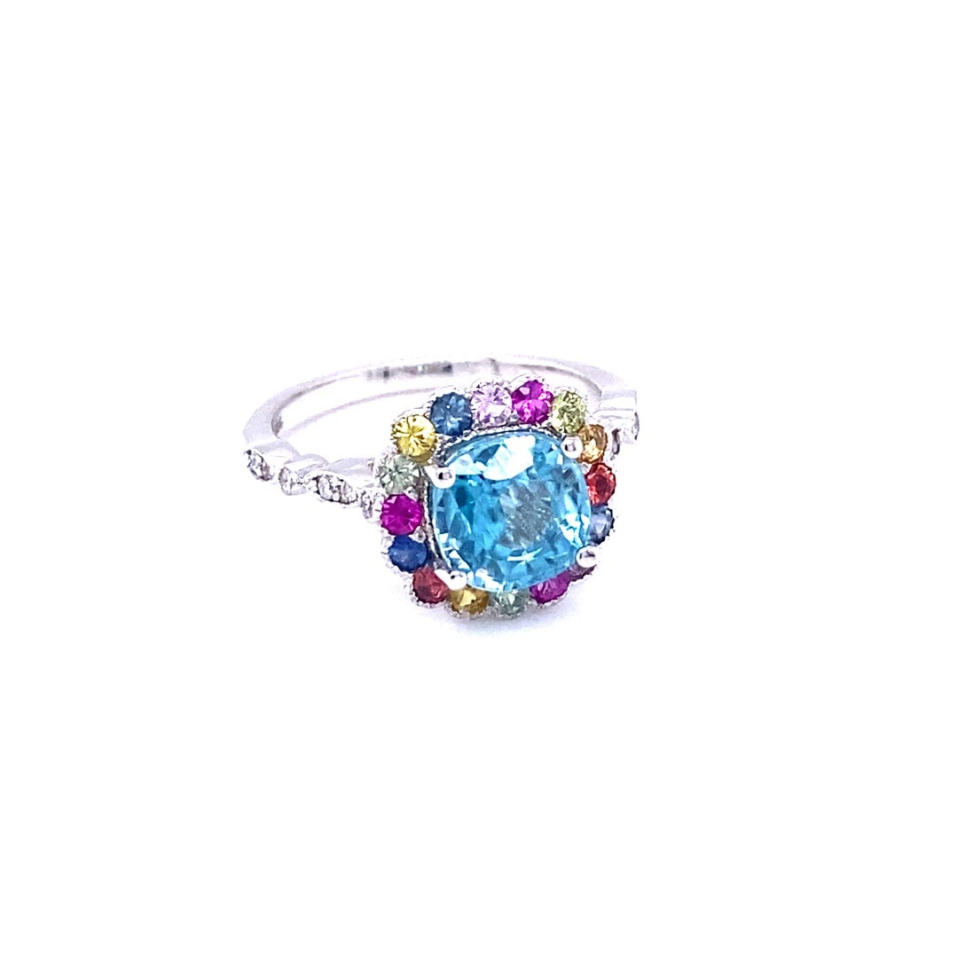 Bague en or blanc avec saphirs multicolores et zircon bleu de 3,89 carats

Le zircon bleu est une pierre naturelle extraite dans différentes parties du monde, principalement au Sri Lanka, au Myanmar et en Australie. 

Ce zircon bleu de 3,13 carats