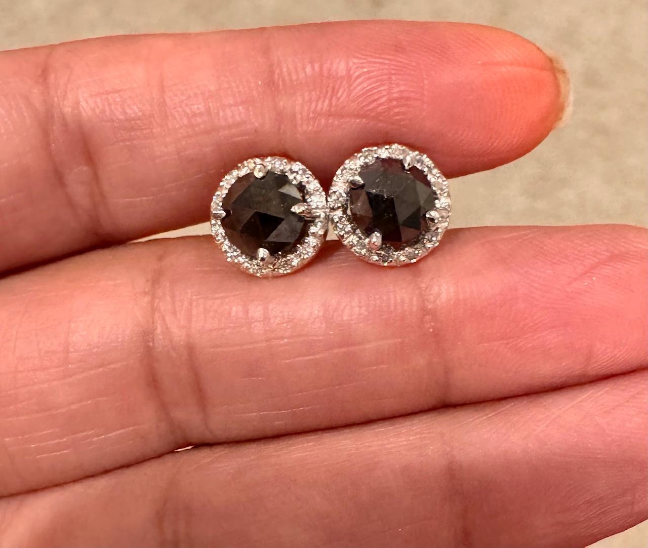Moderno Orecchini con diamante nero da 2,09 carati in oro bianco 14 carati in vendita