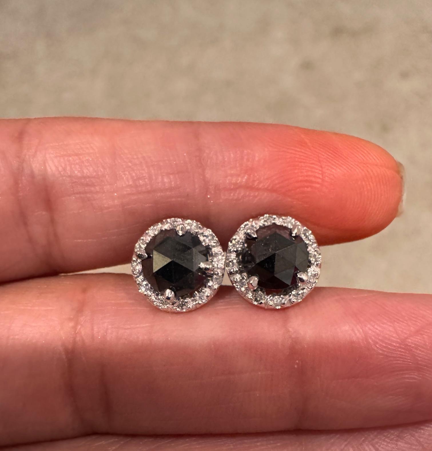Taglio rotondo Orecchini con diamante nero da 2,09 carati in oro bianco 14 carati in vendita