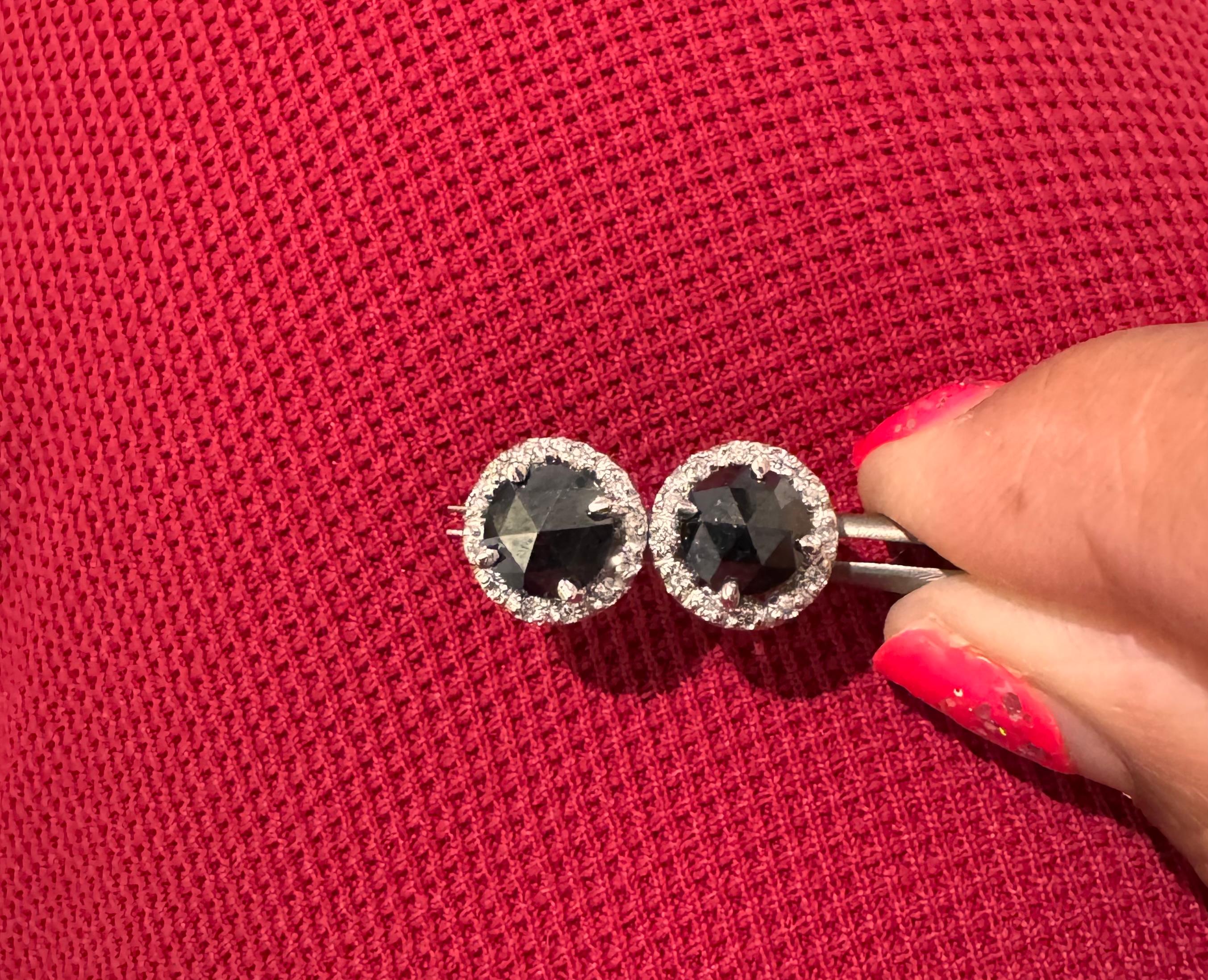 Orecchini con diamante nero da 2,09 carati in oro bianco 14 carati in vendita 1