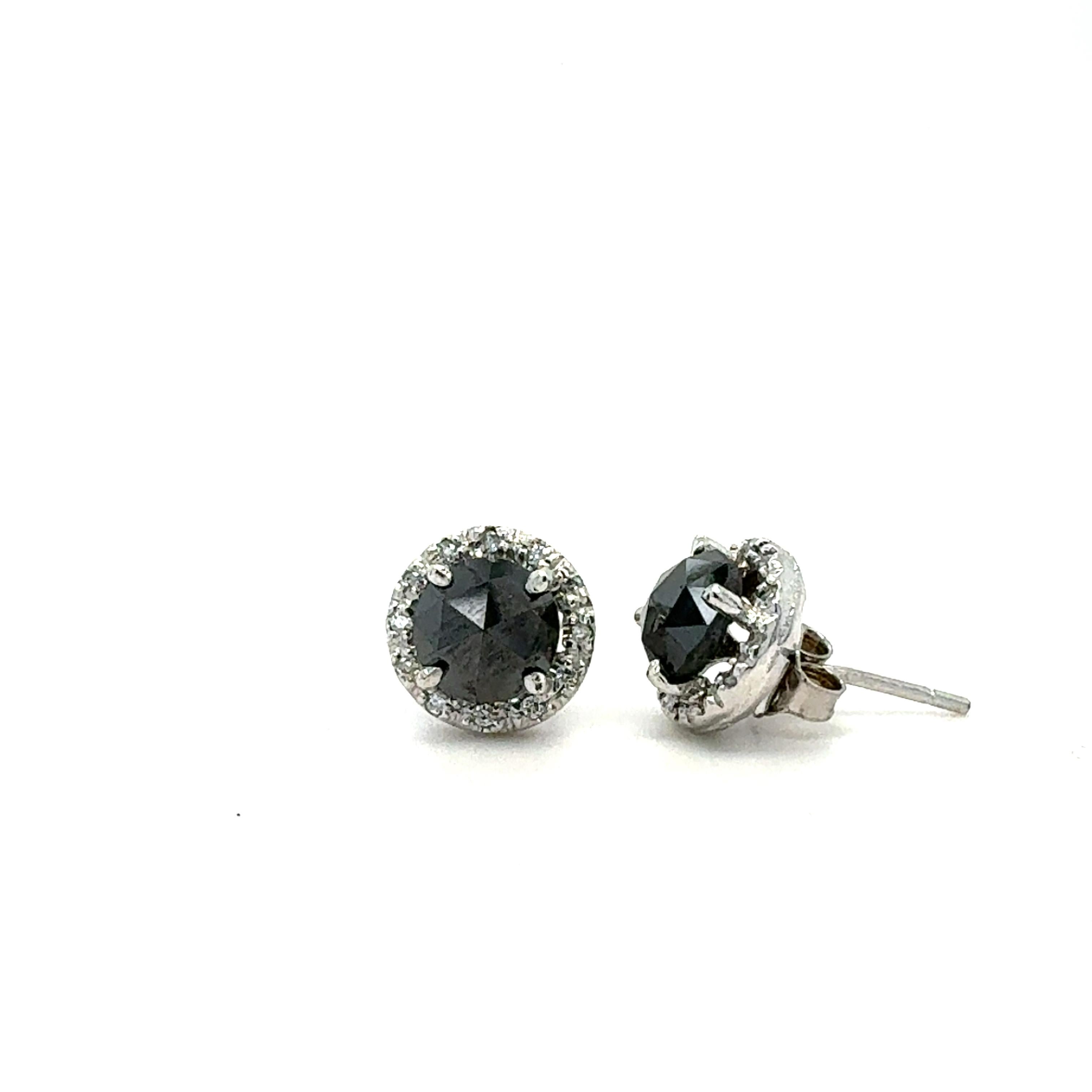 Orecchini con diamante nero e diamante bianco da 2,09 carati in oro bianco 14K.  

Questi orecchini hanno 2 diamanti neri taglio rotondo che pesano 1,96 carati e 24 diamanti taglio rotondo che pesano 0,13 carati. I diamanti Whiting hanno una purezza