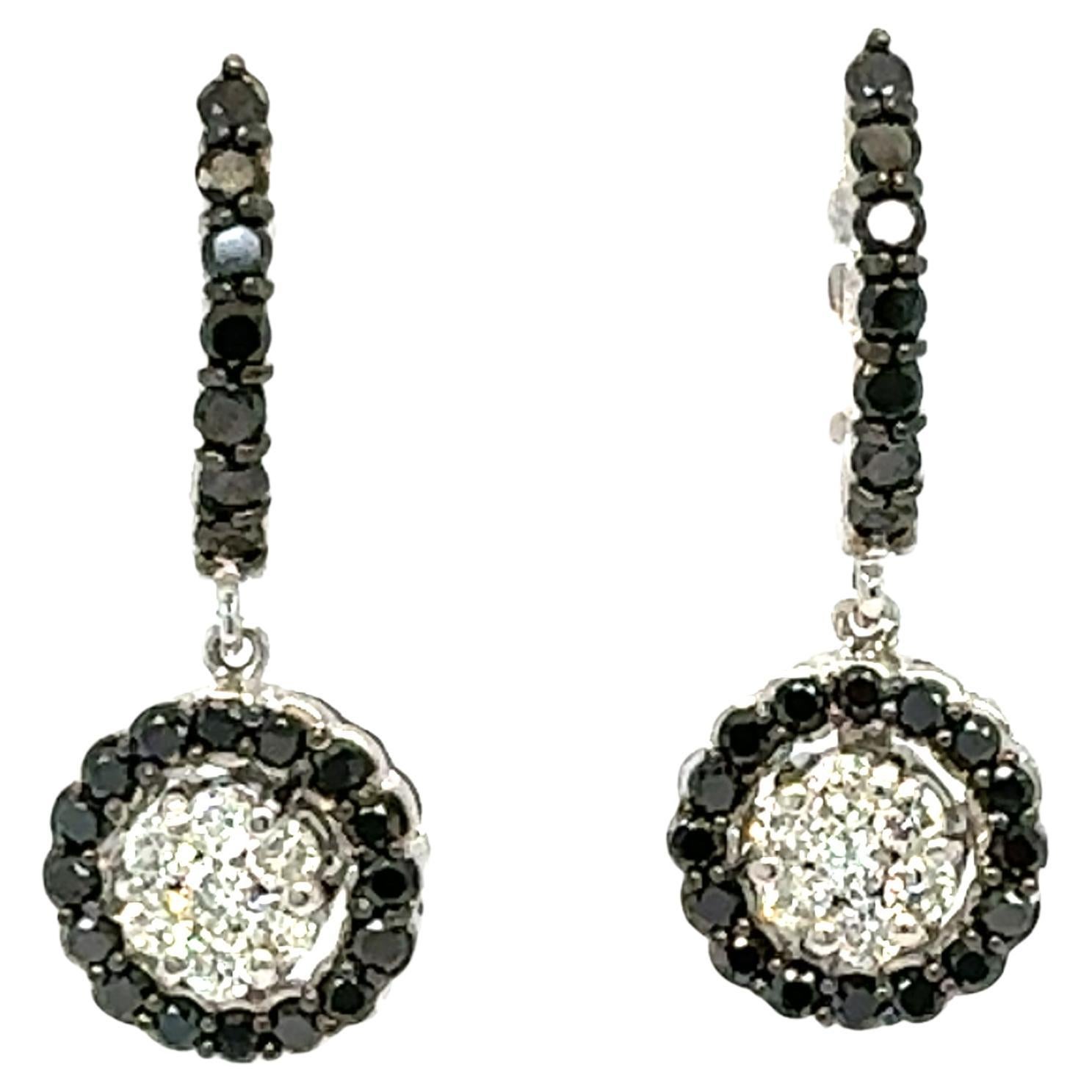 Orecchini con diamanti bianchi e neri da 1,27 carati con chiusura a leva in oro 14K in vendita