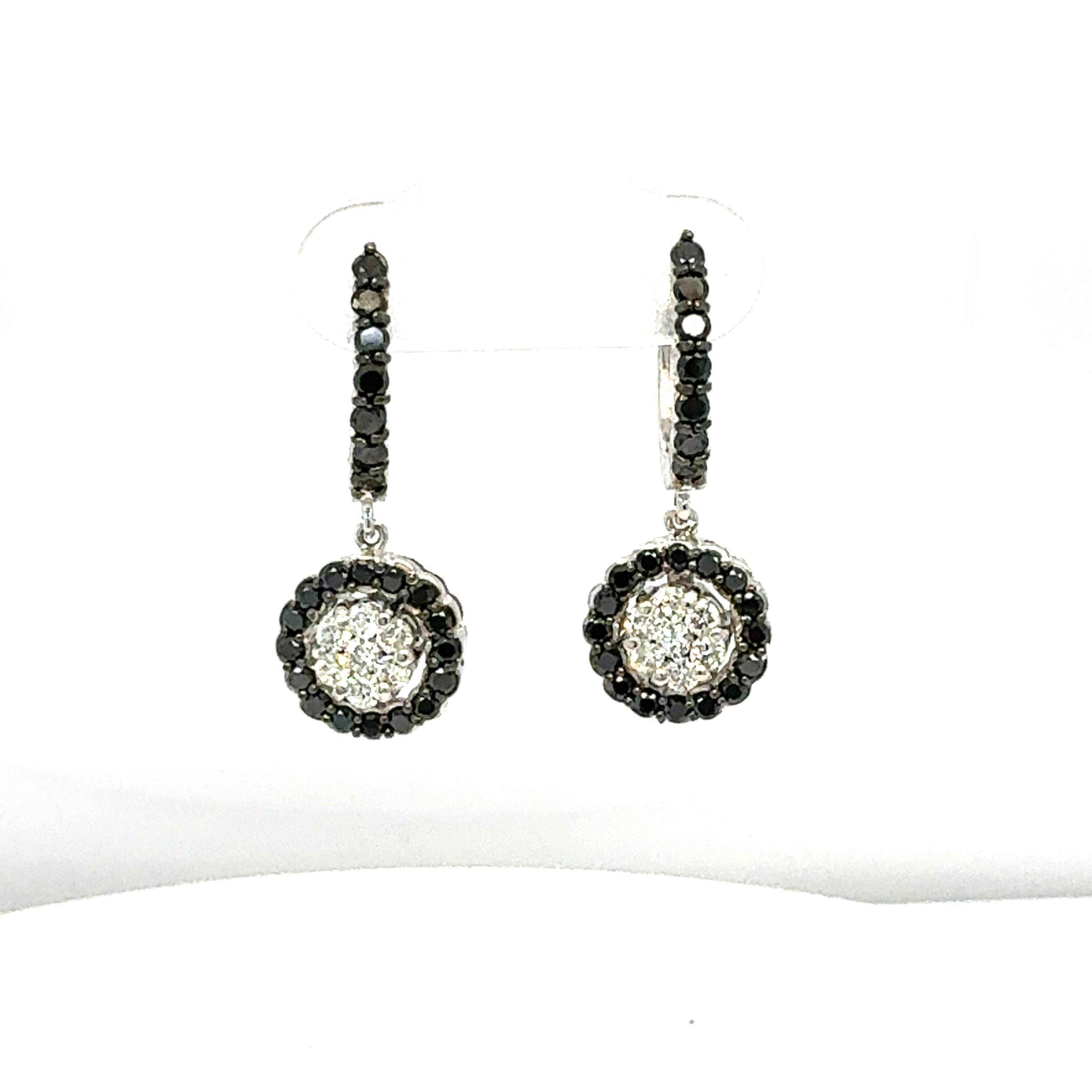 Moderno Orecchini con diamanti bianchi e neri da 1,27 carati con chiusura a leva in oro 14K in vendita