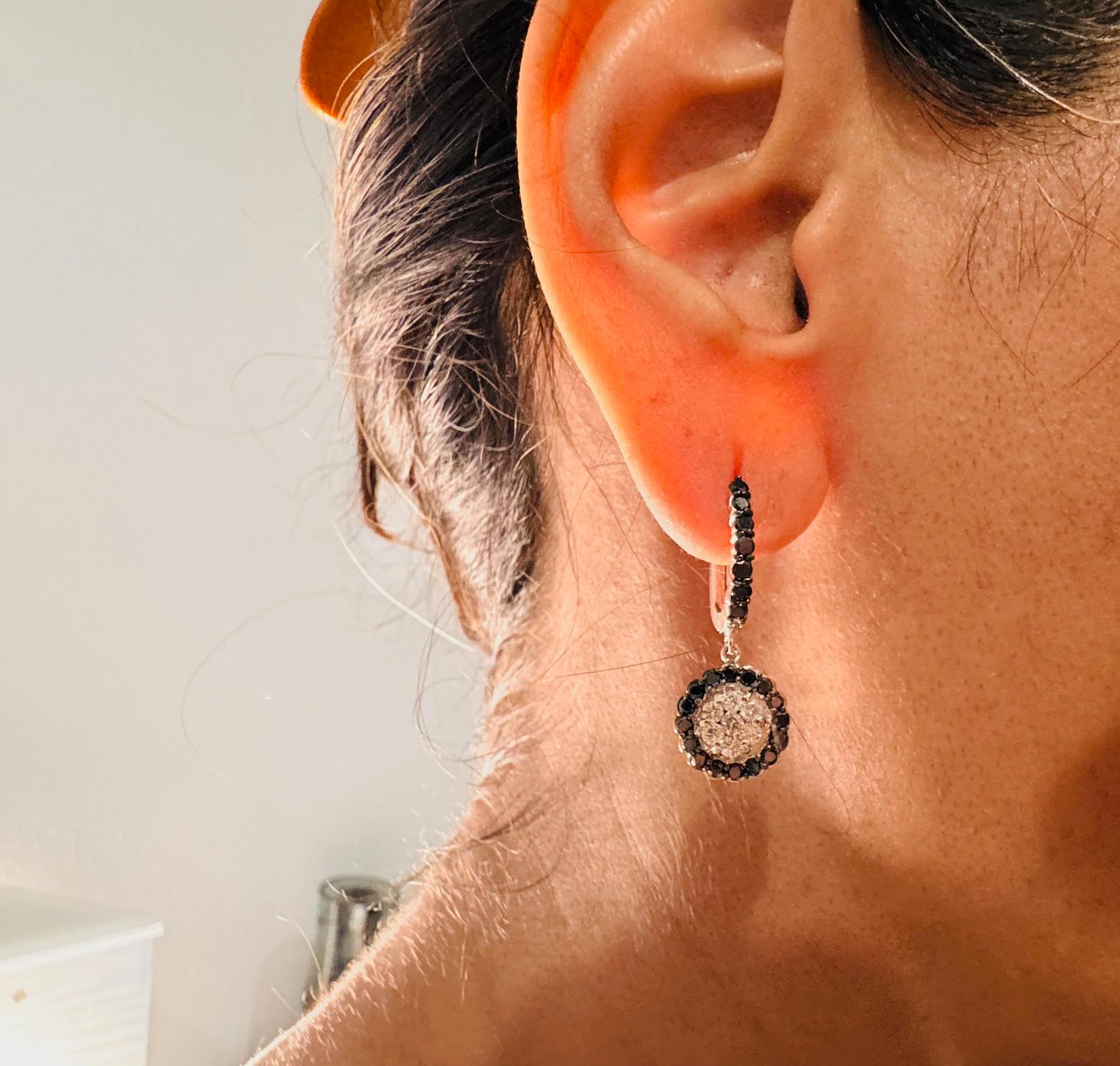 Orecchini con diamanti bianchi e neri da 1,27 carati con chiusura a leva in oro 14K in vendita 1