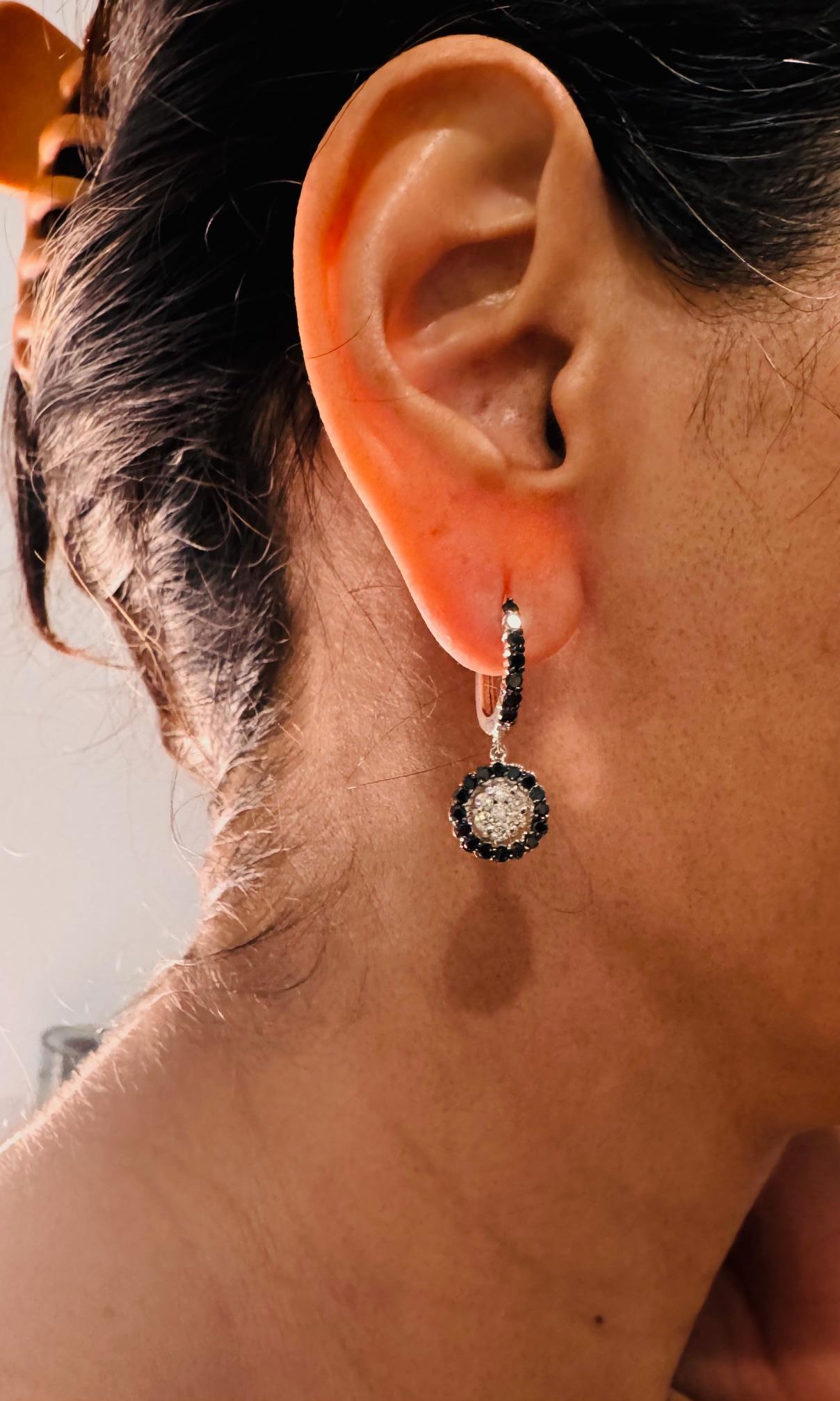 Orecchini con diamanti bianchi e neri da 1,27 carati con chiusura a leva in oro 14K in vendita 2