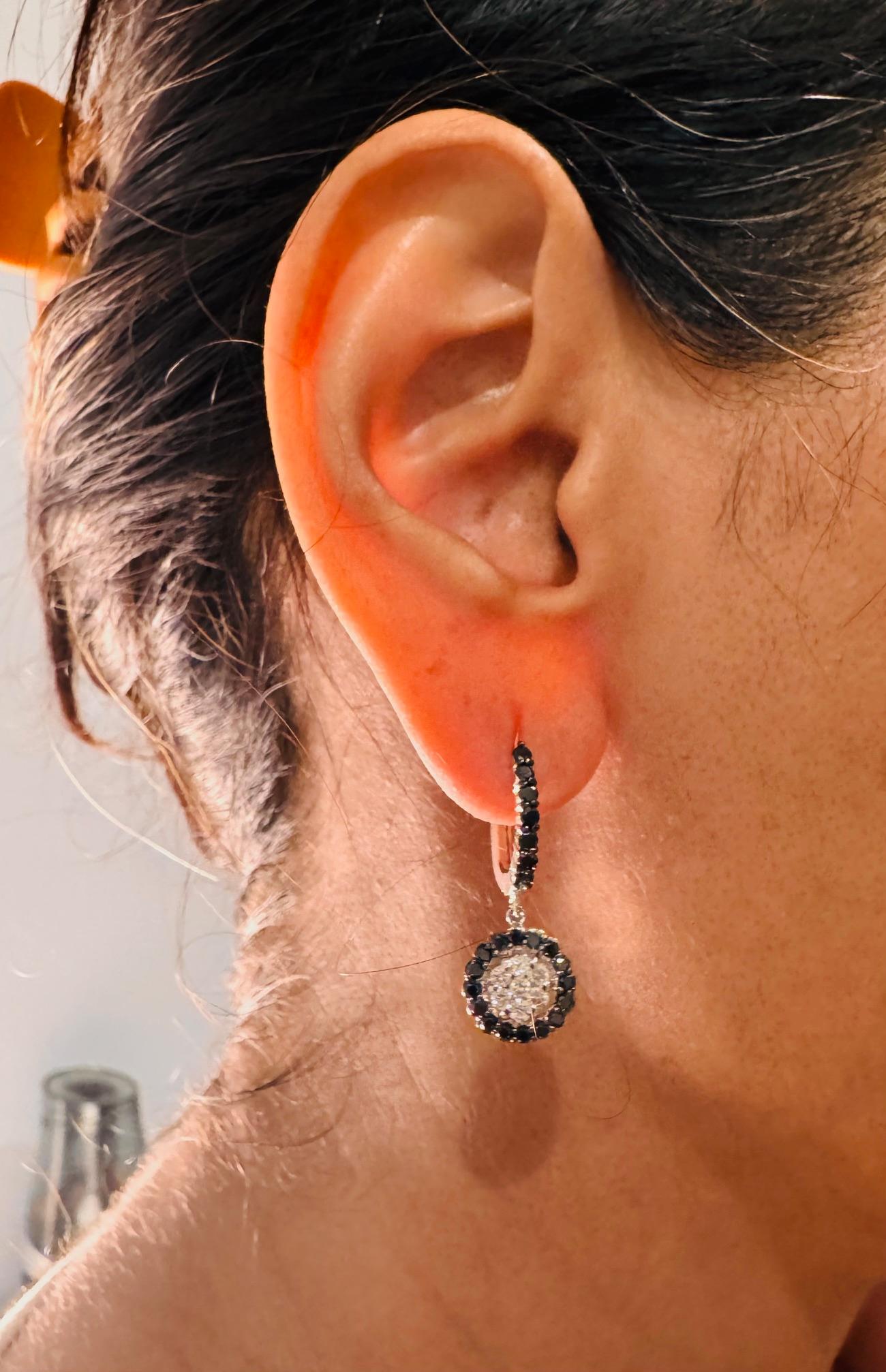 Orecchini con diamanti bianchi e neri da 1,27 carati con chiusura a leva in oro 14K in vendita 3