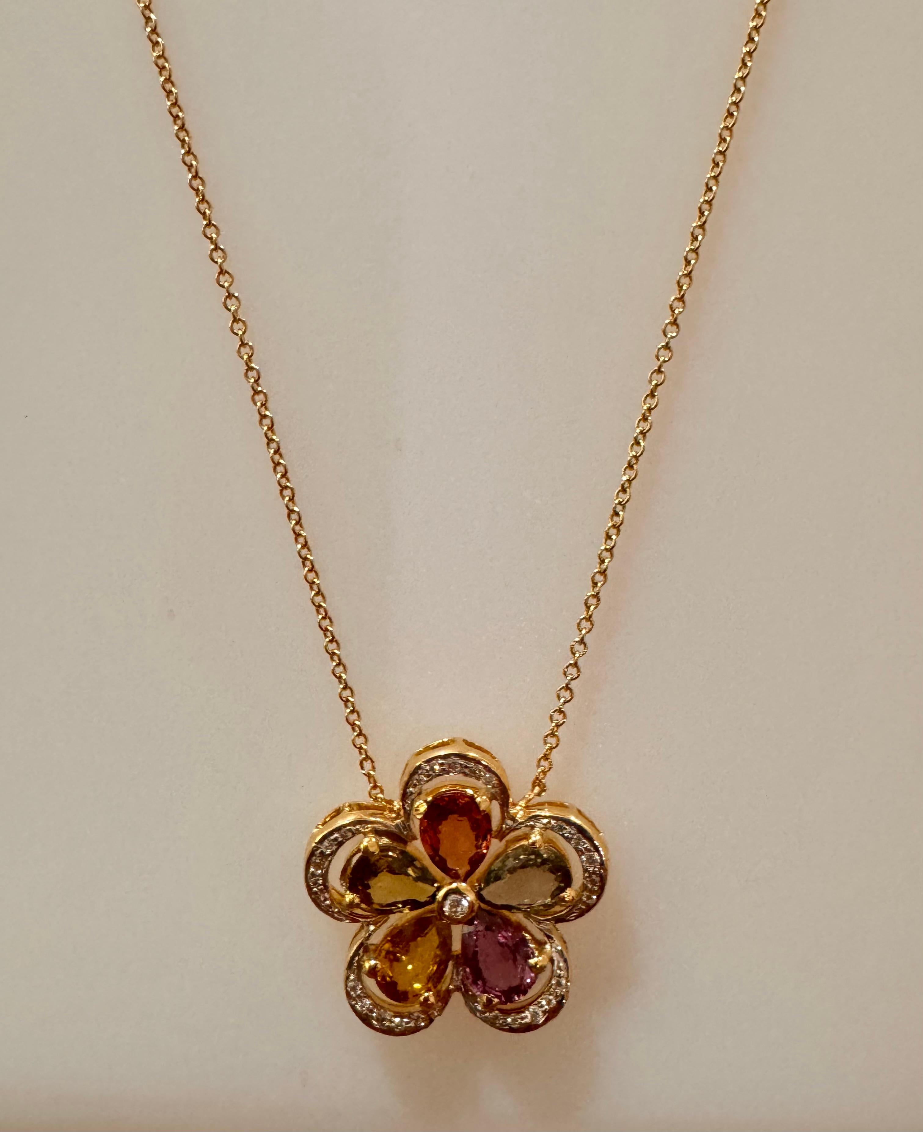 Contemporaneo Ciondolo a catena in oro giallo 18 carati con zaffiro multicolore e diamante da 4,40 carati in vendita