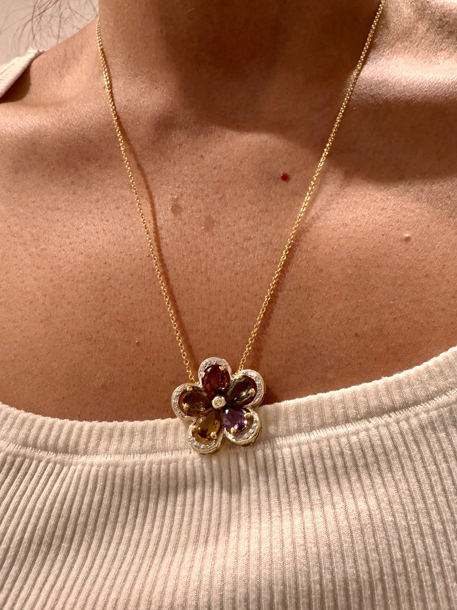 Taglio a goccia Ciondolo a catena in oro giallo 18 carati con zaffiro multicolore e diamante da 4,40 carati in vendita